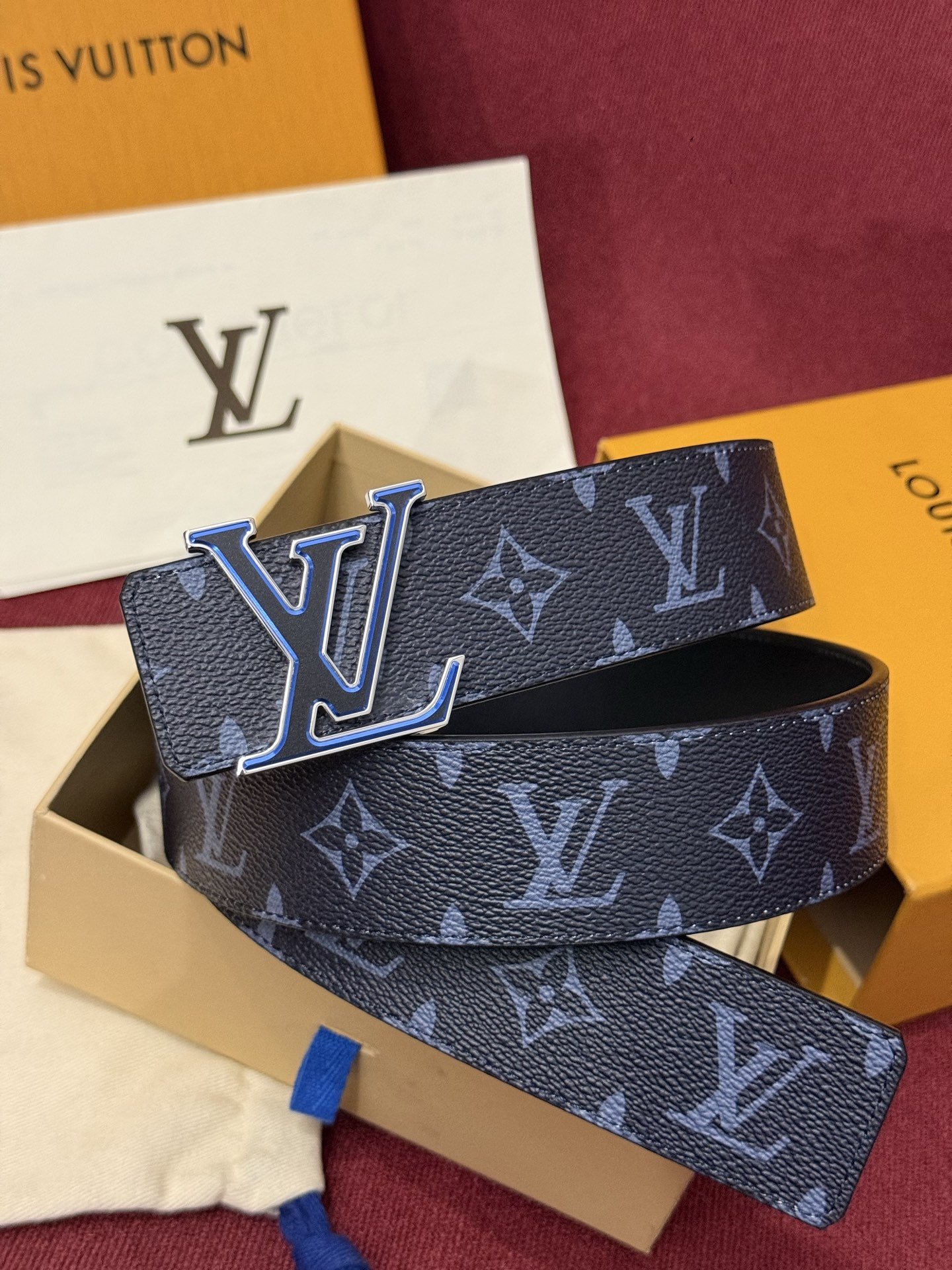 LV Initiales Monogram Flower 双面腰带以 Monogram 印花和撞色花卉焕