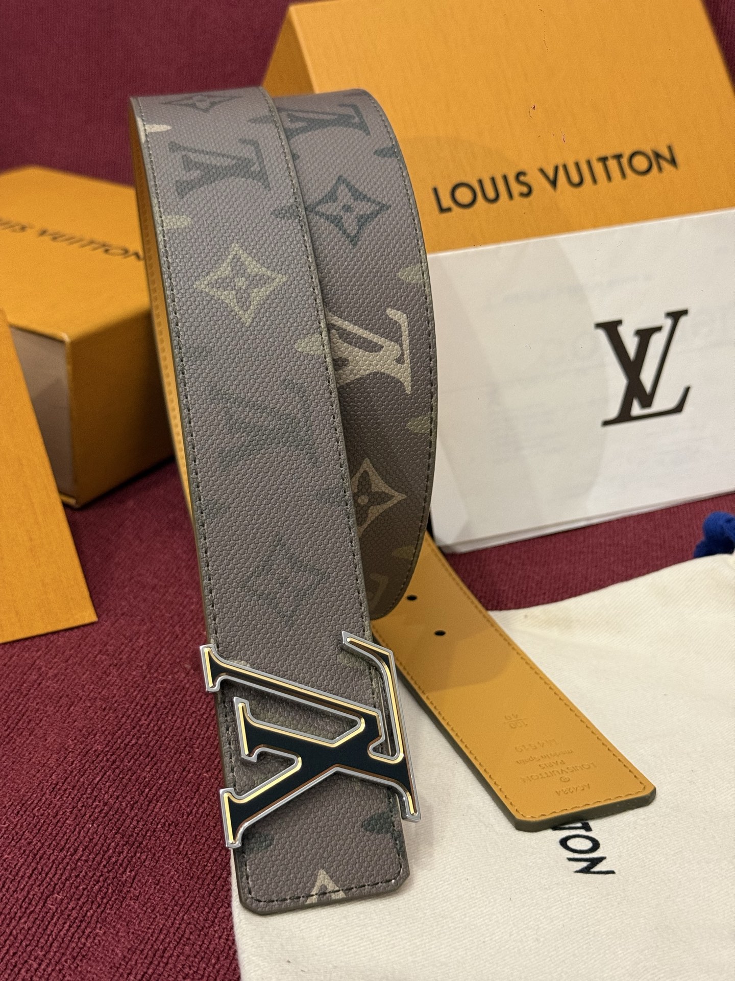 LV Initiales Monogram Flower 双面腰带以 Monogram 印花和撞色花卉焕
