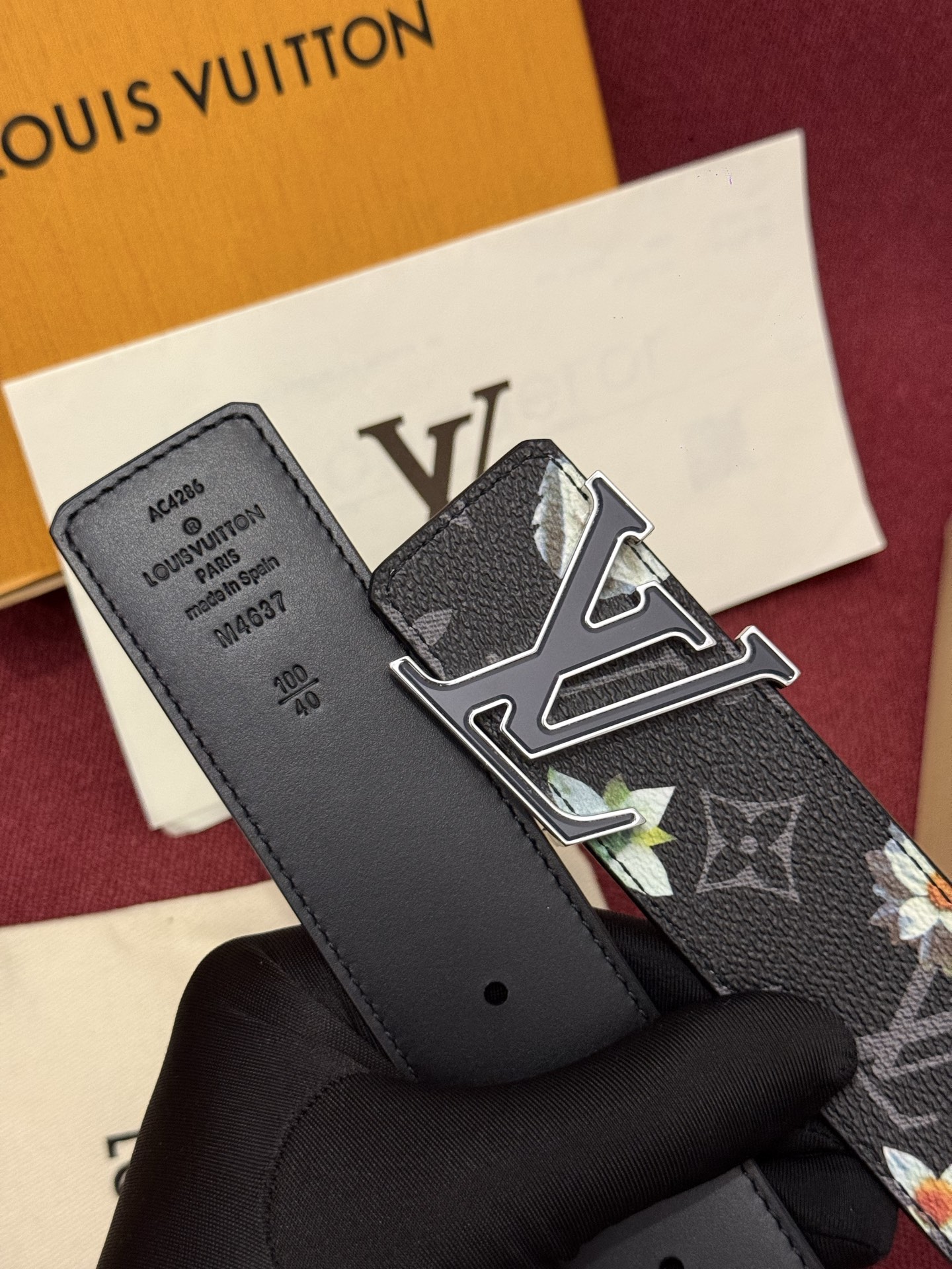 LV Initiales Monogram Flower 双面腰带以 Monogram 印花和撞色花卉焕