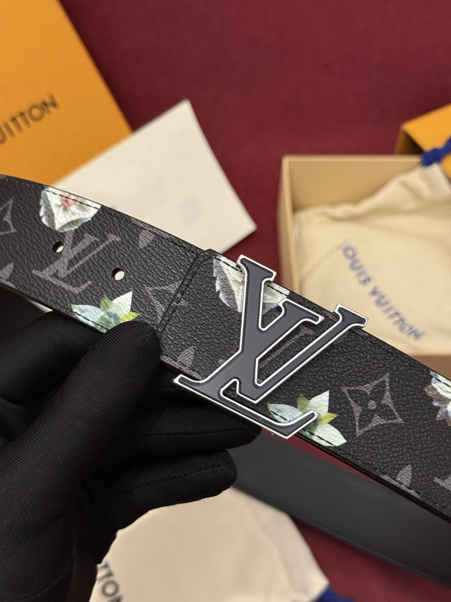NO:882509,LV Initiales Monogram Flower double-sided belt renews the canvas side with Monogram printing and contrasting flowers, and flips it to reveal an elegant plain leather side. The gorgeous flowers reinterpret the brand's classic elements, and the dynamic art evokes emotional resonance., belt, louis vuitton19860909LV Initiales Monogram Flower 双面腰带以 Monogram 印花和撞色花卉焕新帆布一面,翻转即现雅致皮革素面.绚烂繁花新释品牌经典元素,动感艺术唤起情感共鸣.,皮带,louis vuitton,Belt