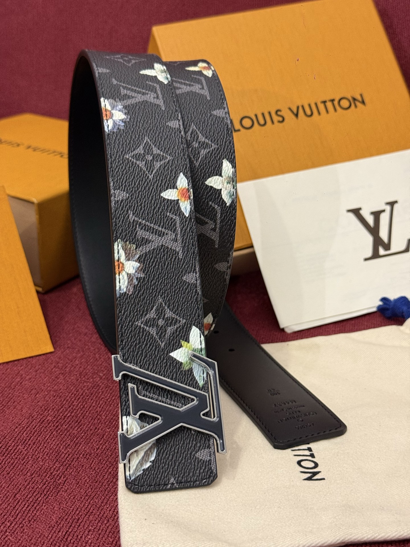 LV Initiales Monogram Flower 双面腰带以 Monogram 印花和撞色花卉焕