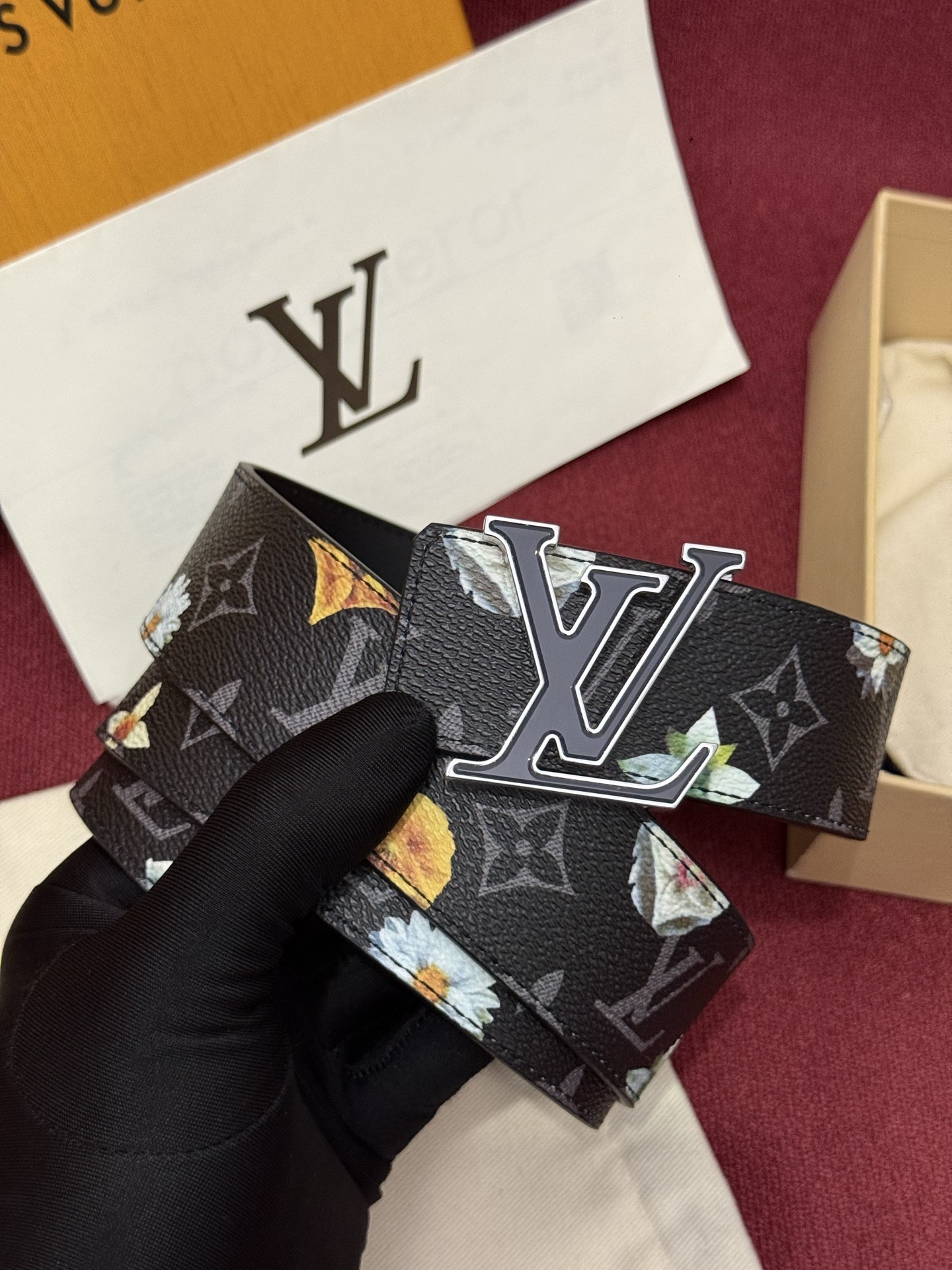 LV Initiales Monogram Flower 双面腰带以 Monogram 印花和撞色花卉焕