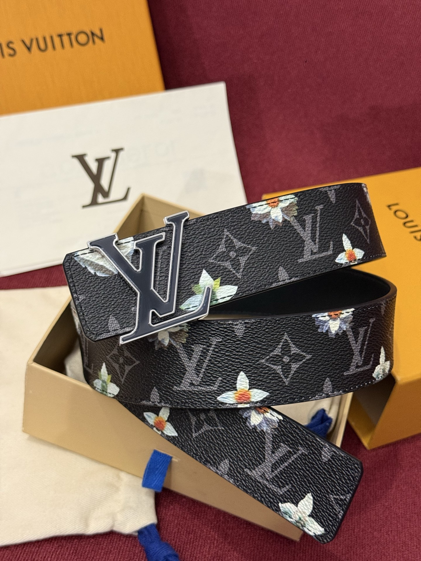 LV Initiales Monogram Flower 双面腰带以 Monogram 印花和撞色花卉焕
