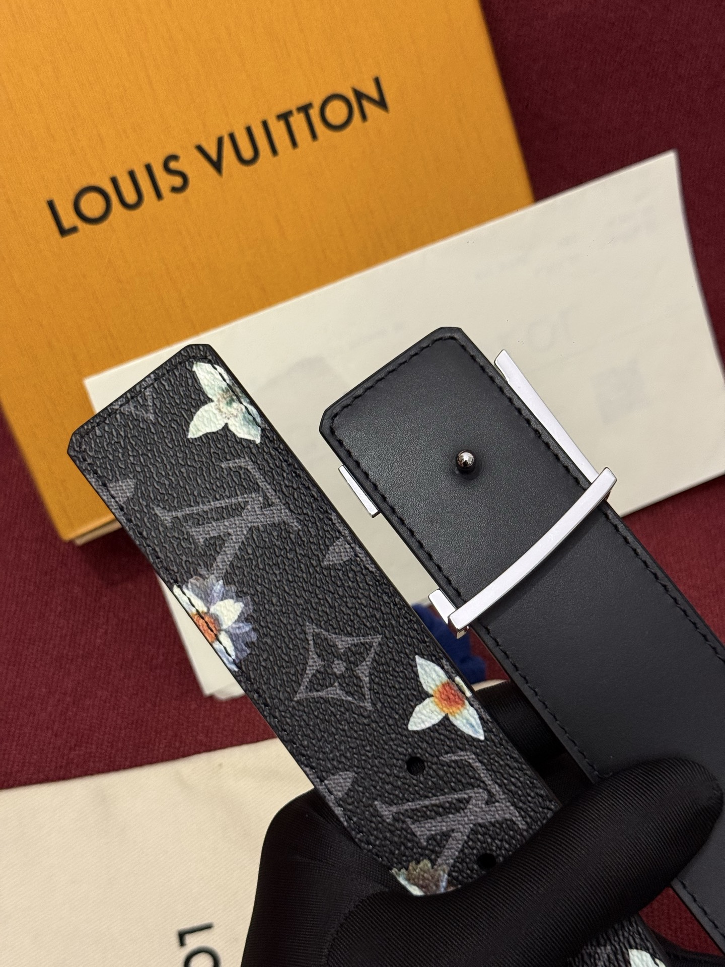 LV Initiales Monogram Flower 双面腰带以 Monogram 印花和撞色花卉焕
