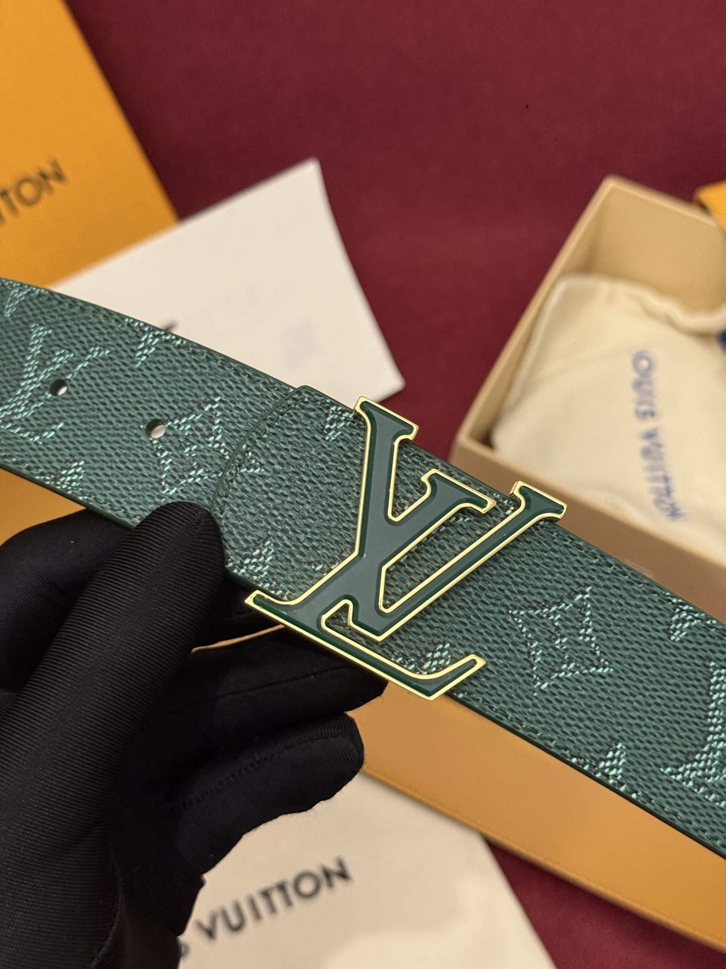 LV Dimension Monogram SurPlus 40mm可翻转腰带大胆地将日常中性风格演绎得