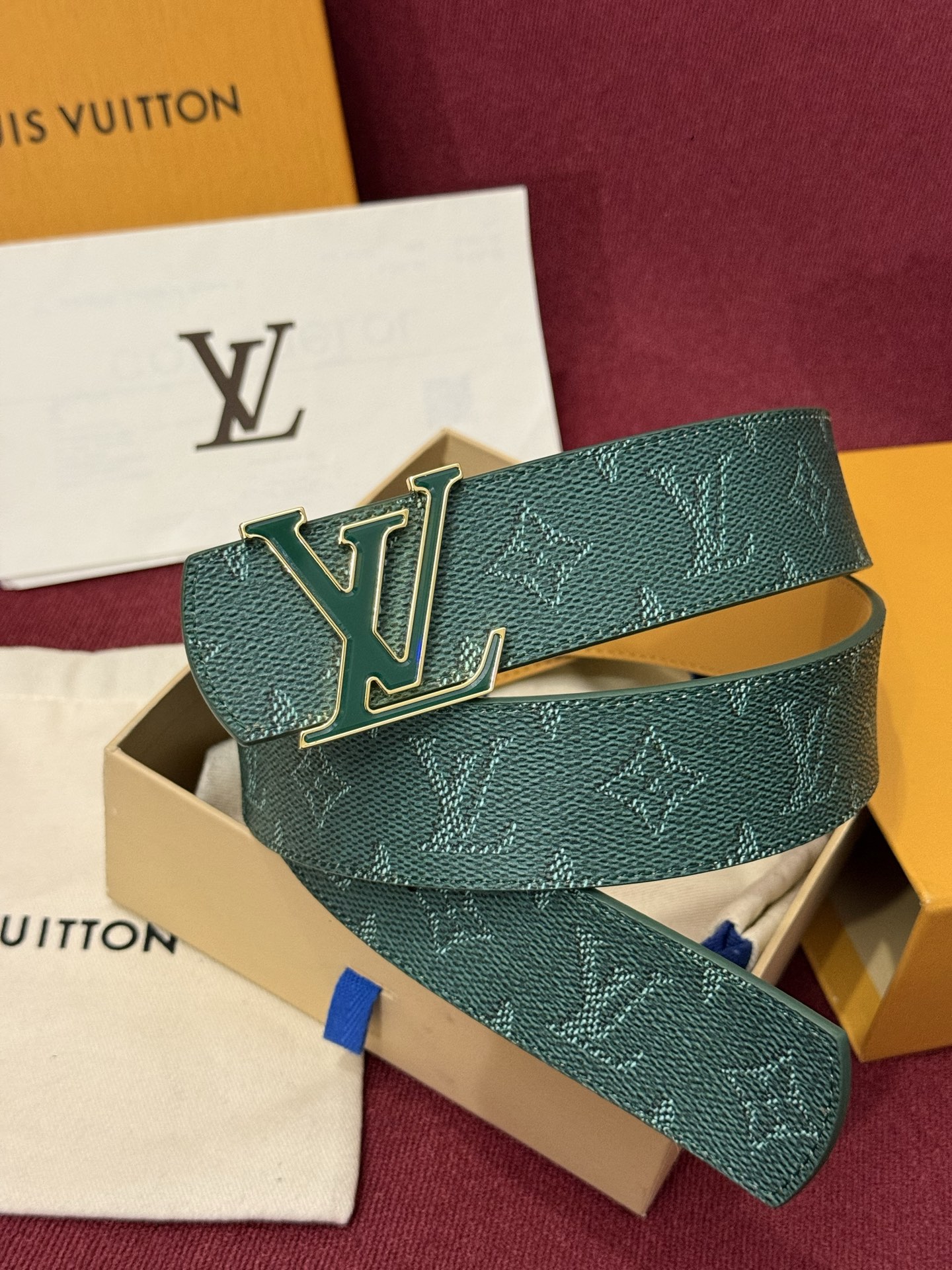 LV Dimension Monogram SurPlus 40mm可翻转腰带大胆地将日常中性风格演绎得