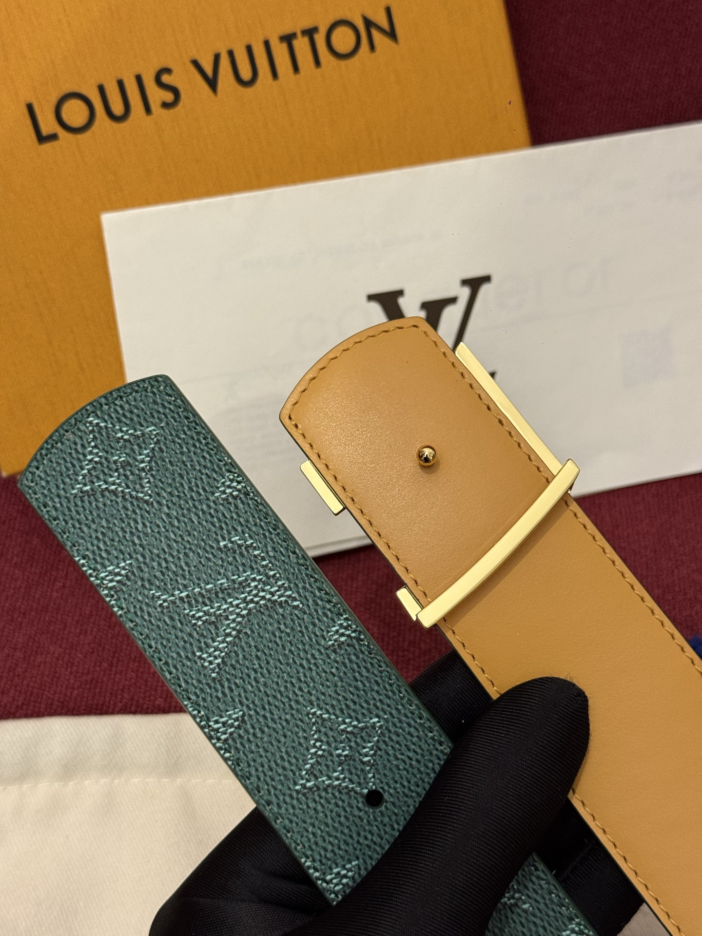 LV Dimension Monogram SurPlus 40mm可翻转腰带大胆地将日常中性风格演绎得