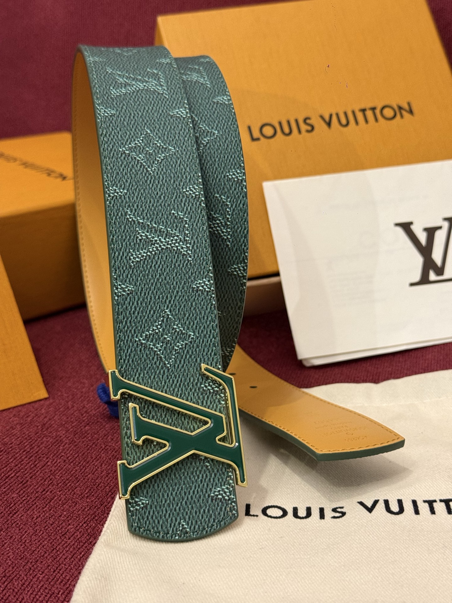 LV Dimension Monogram SurPlus 40mm可翻转腰带大胆地将日常中性风格演绎得