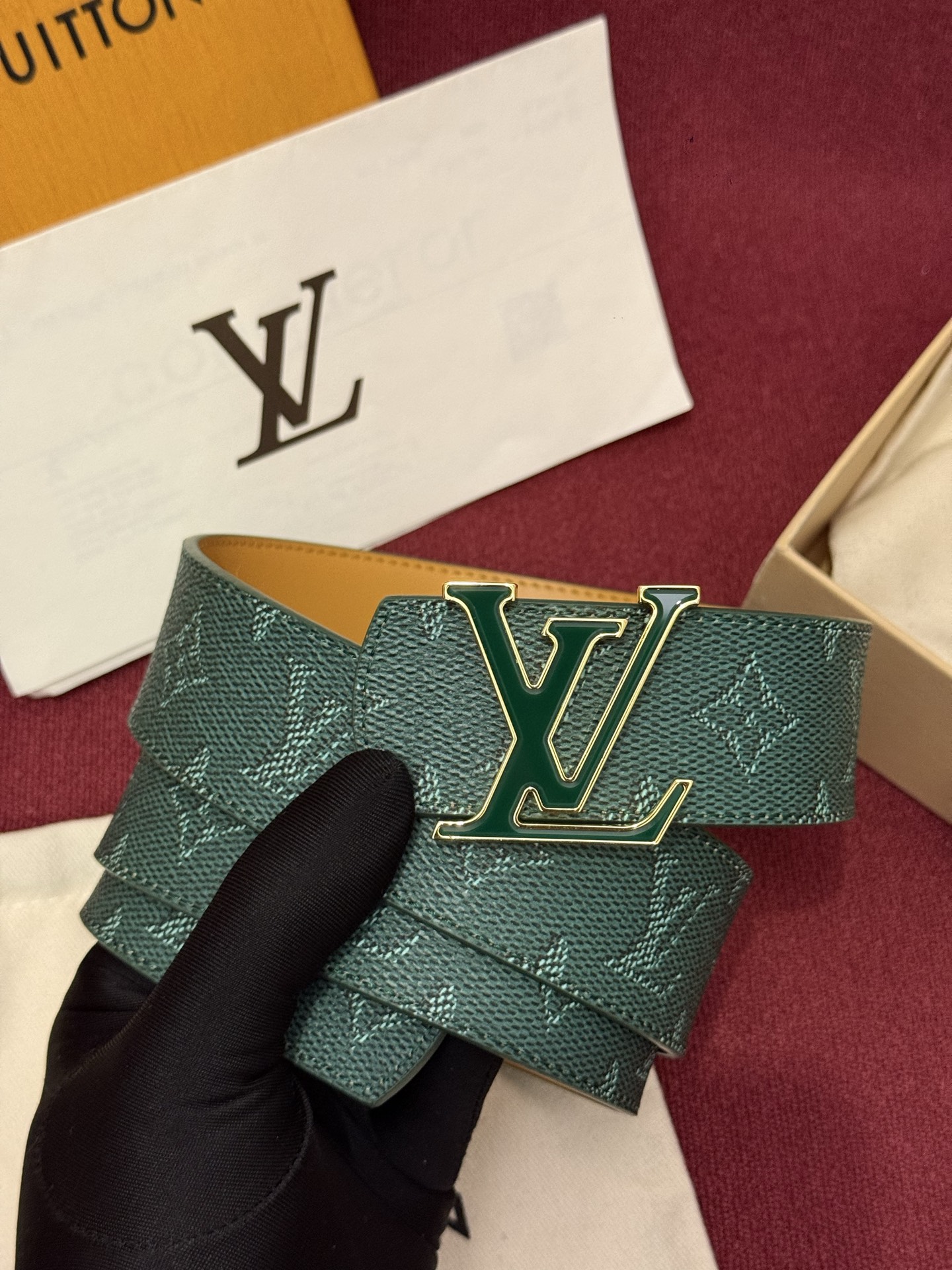 LV Dimension Monogram SurPlus 40mm可翻转腰带大胆地将日常中性风格演绎得
