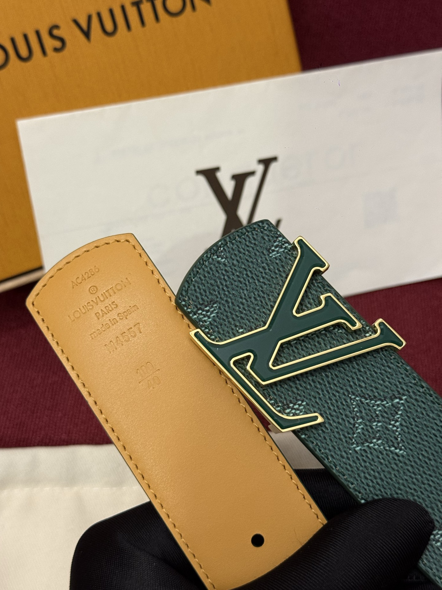 LV Dimension Monogram SurPlus 40mm可翻转腰带大胆地将日常中性风格演绎得