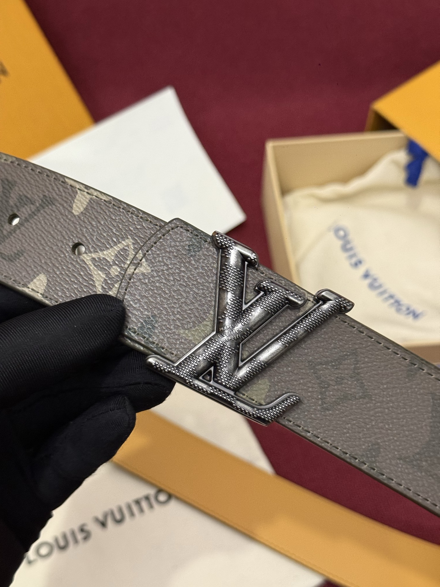 LV Dimension Monogram SurPlus 40mm可翻转腰带大胆地将日常中性风格演绎得