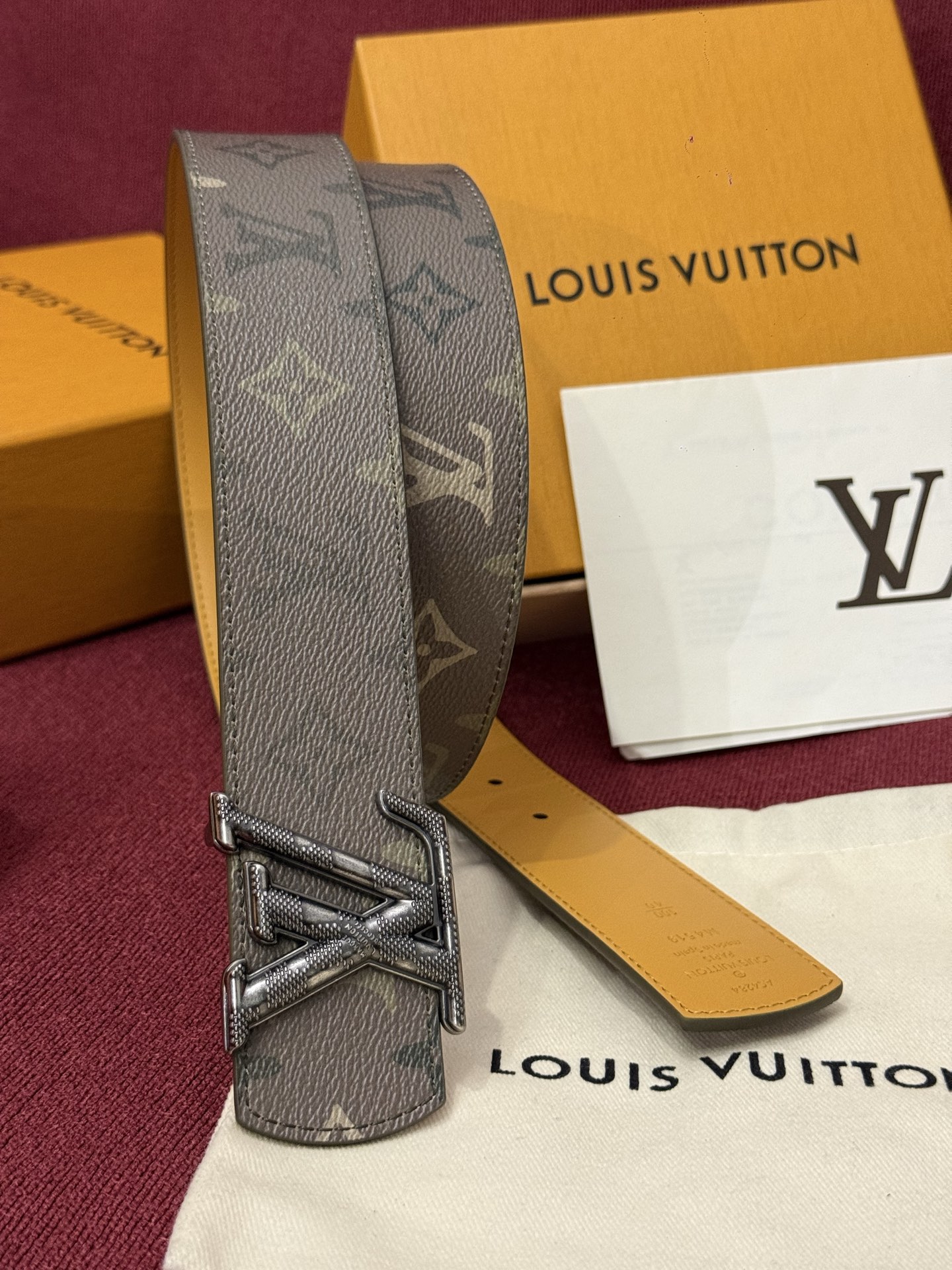 LV Dimension Monogram SurPlus 40mm可翻转腰带大胆地将日常中性风格演绎得