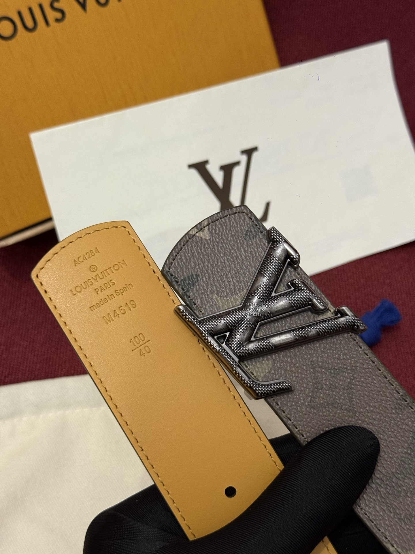 LV Dimension Monogram SurPlus 40mm可翻转腰带大胆地将日常中性风格演绎得