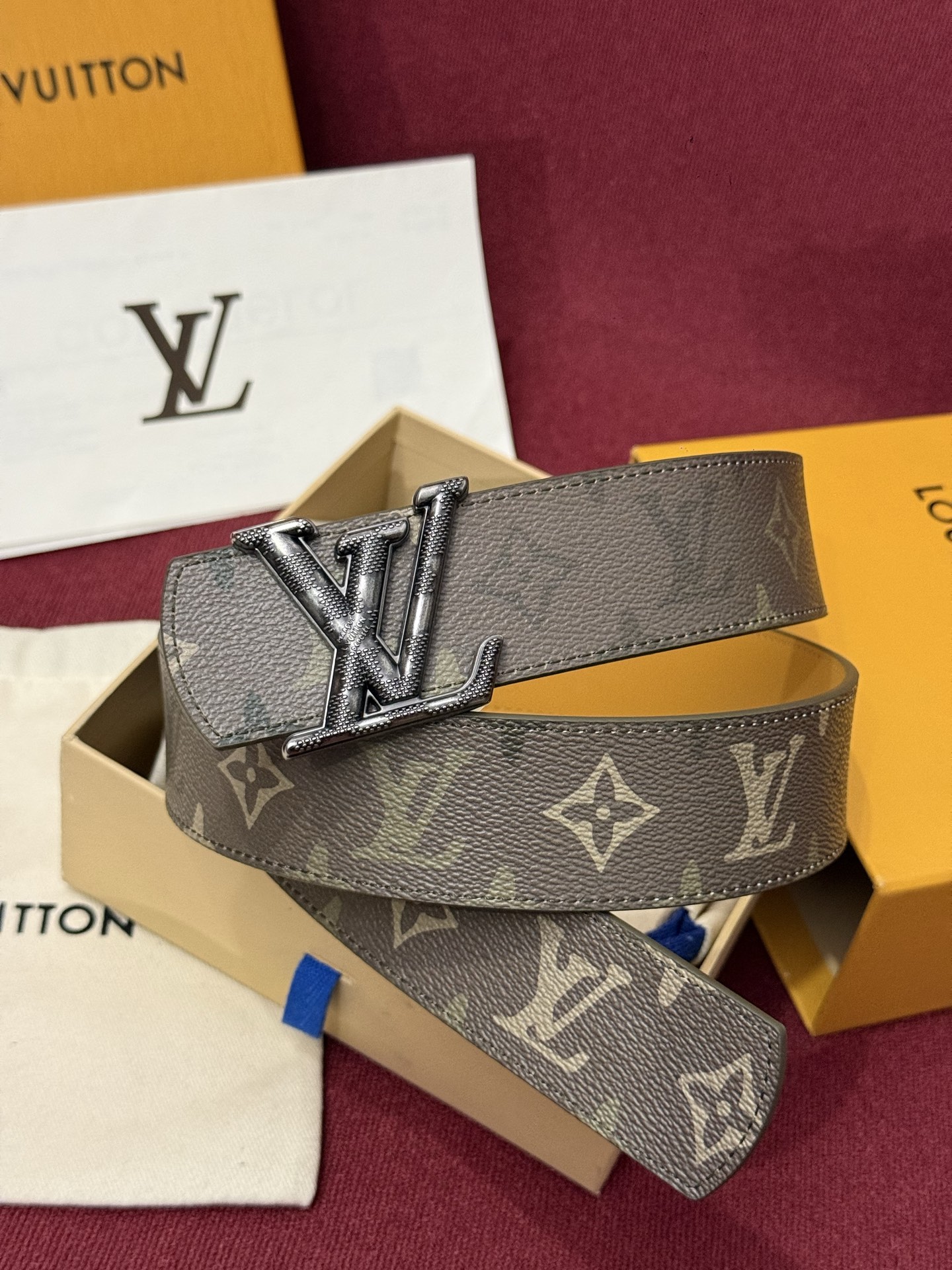LV Dimension Monogram SurPlus 40mm可翻转腰带大胆地将日常中性风格演绎得