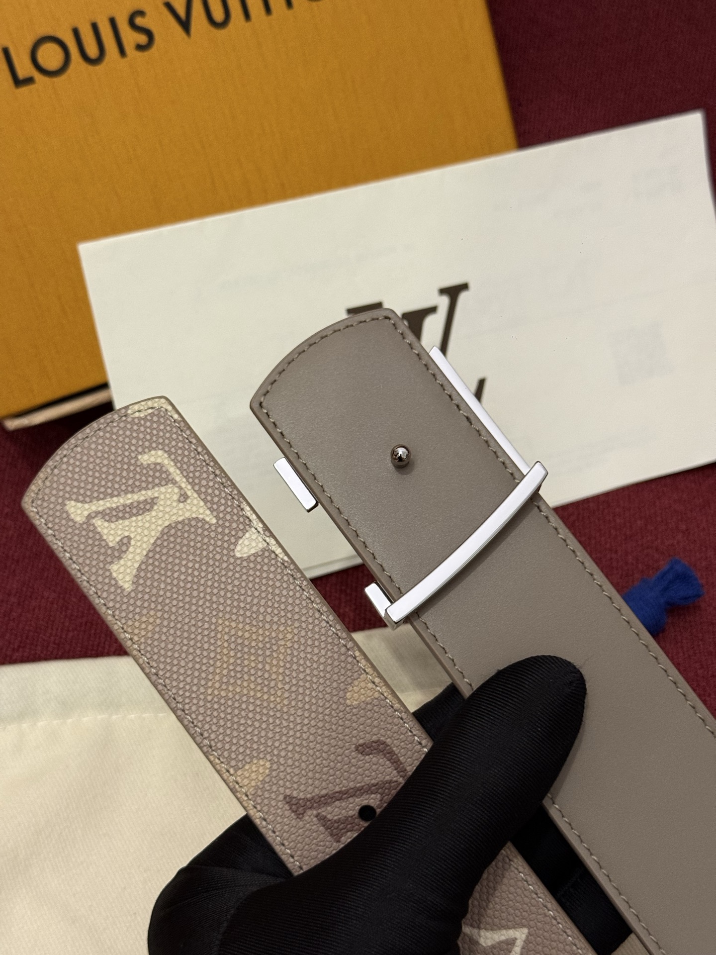 LV Dimension Monogram SurPlus 40mm可翻转腰带大胆地将日常中性风格演绎得