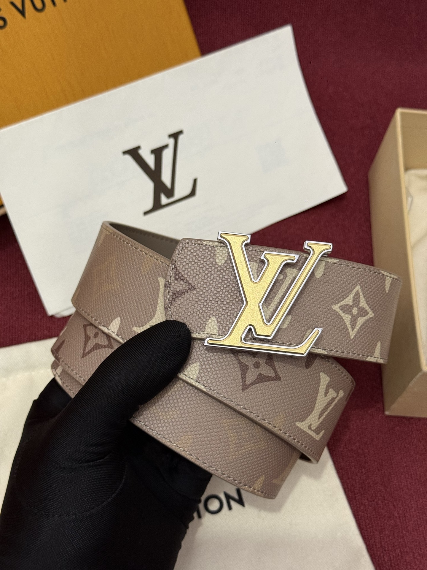LV Dimension Monogram SurPlus 40mm可翻转腰带大胆地将日常中性风格演绎得