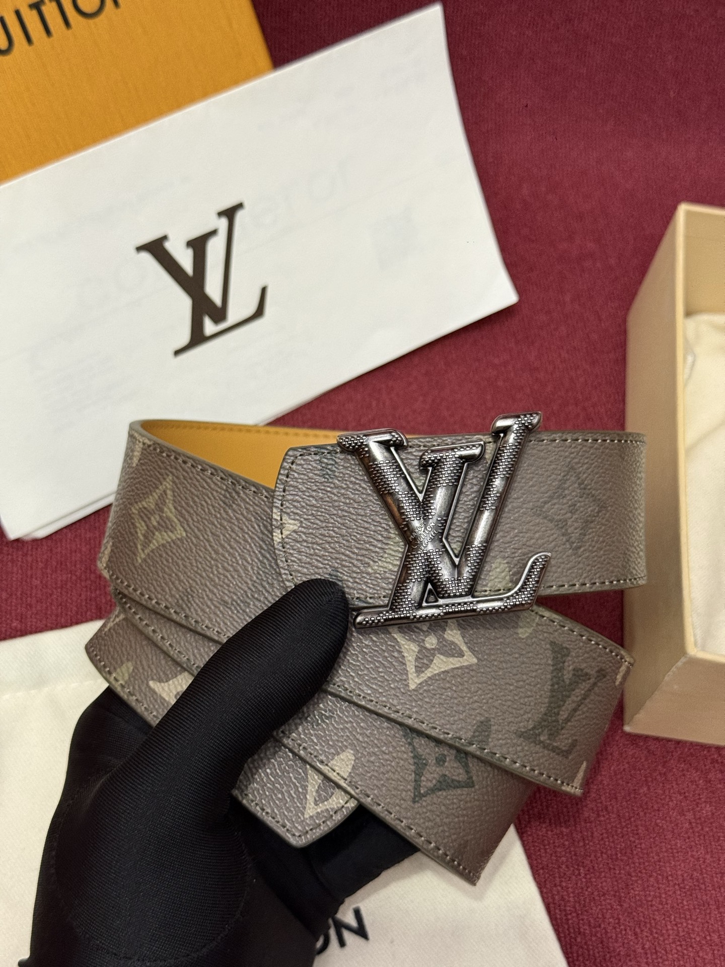 LV Dimension Monogram SurPlus 40mm可翻转腰带大胆地将日常中性风格演绎得
