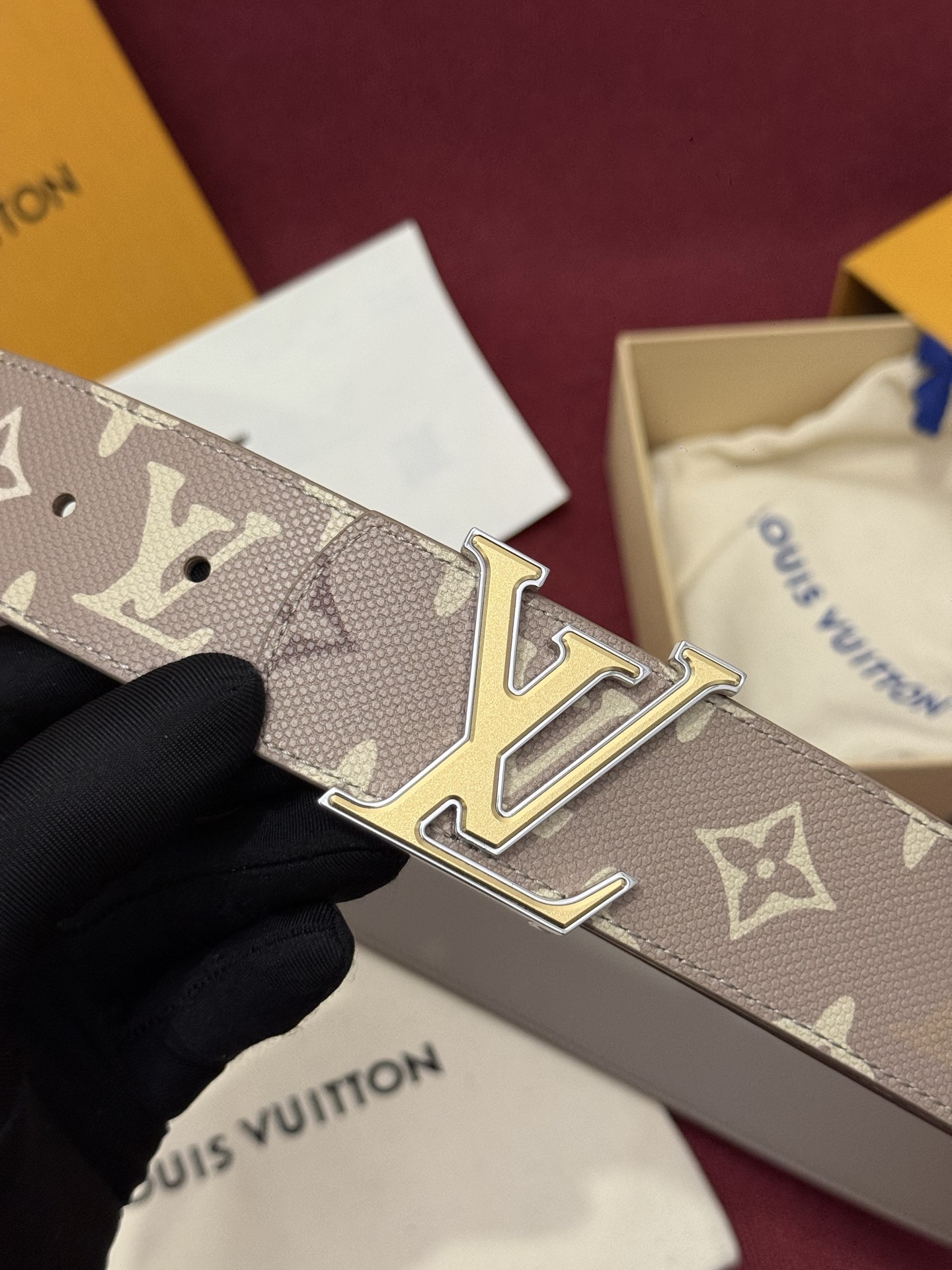 LV Dimension Monogram SurPlus 40mm可翻转腰带大胆地将日常中性风格演绎得