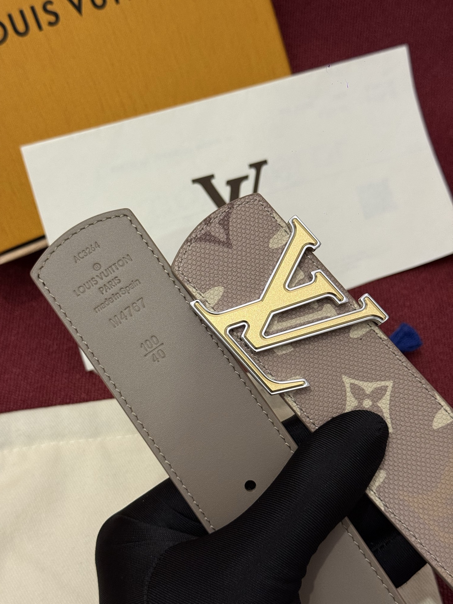 LV Dimension Monogram SurPlus 40mm可翻转腰带大胆地将日常中性风格演绎得