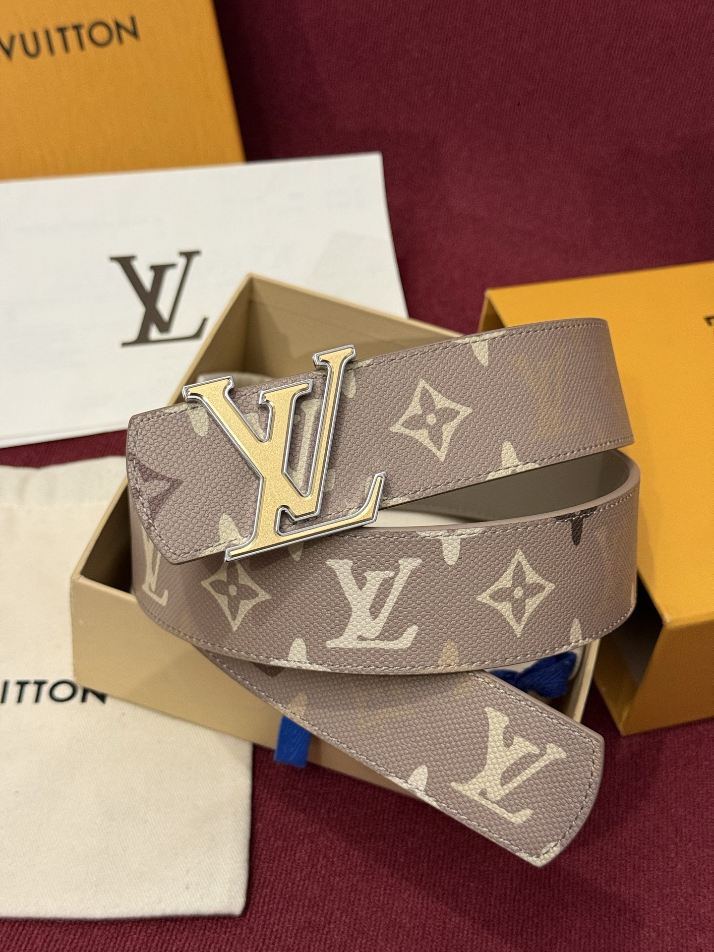 LV Dimension Monogram SurPlus 40mm可翻转腰带大胆地将日常中性风格演绎得