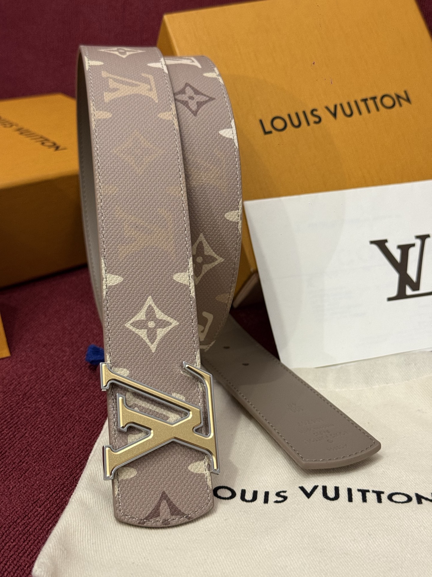 LV Dimension Monogram SurPlus 40mm可翻转腰带大胆地将日常中性风格演绎得