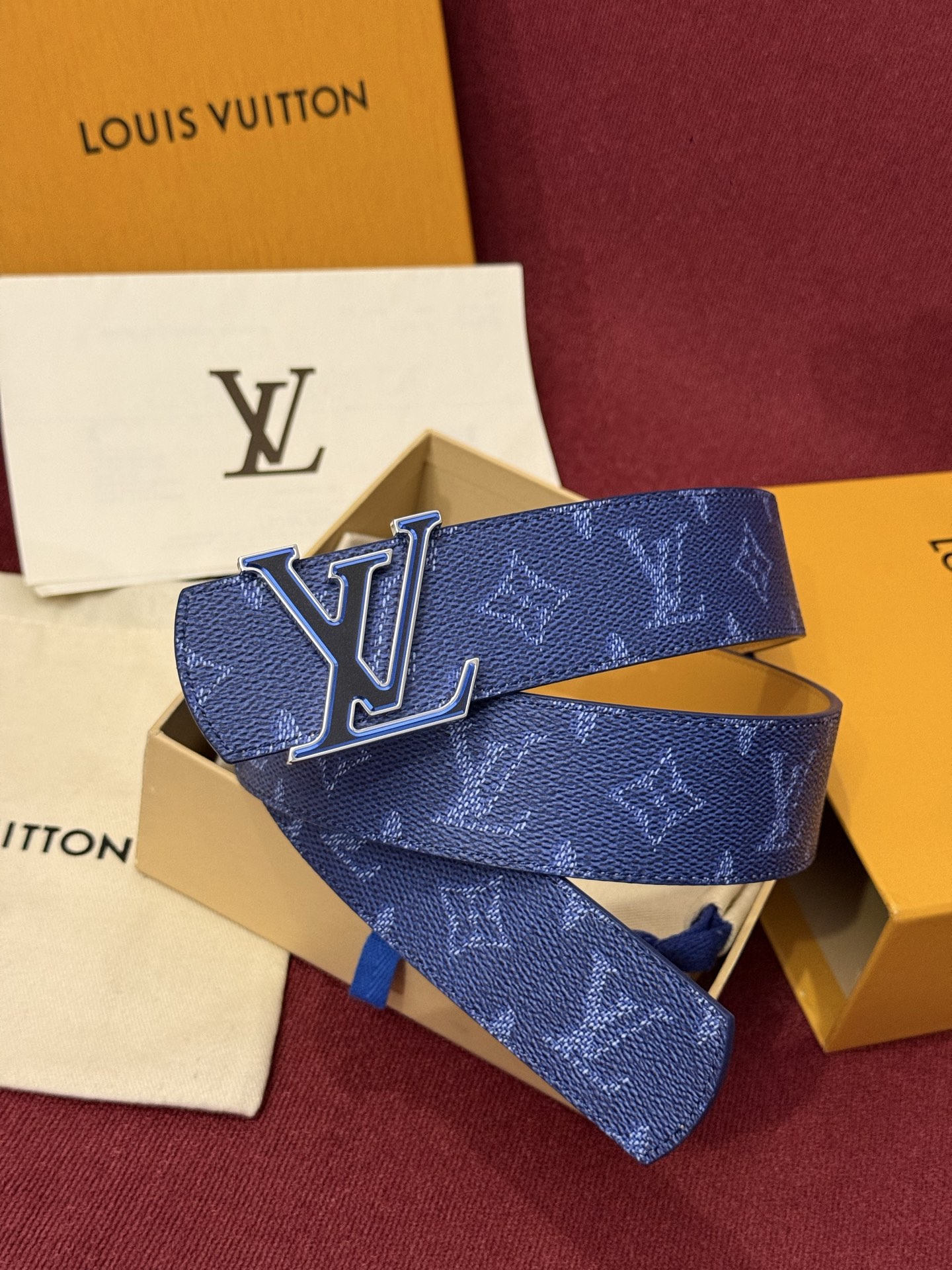 LV Dimension Monogram SurPlus 40mm可翻转腰带大胆地将日常中性风格演绎得