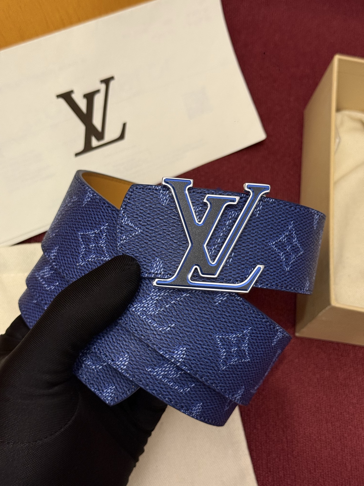 LV Dimension Monogram SurPlus 40mm可翻转腰带大胆地将日常中性风格演绎得