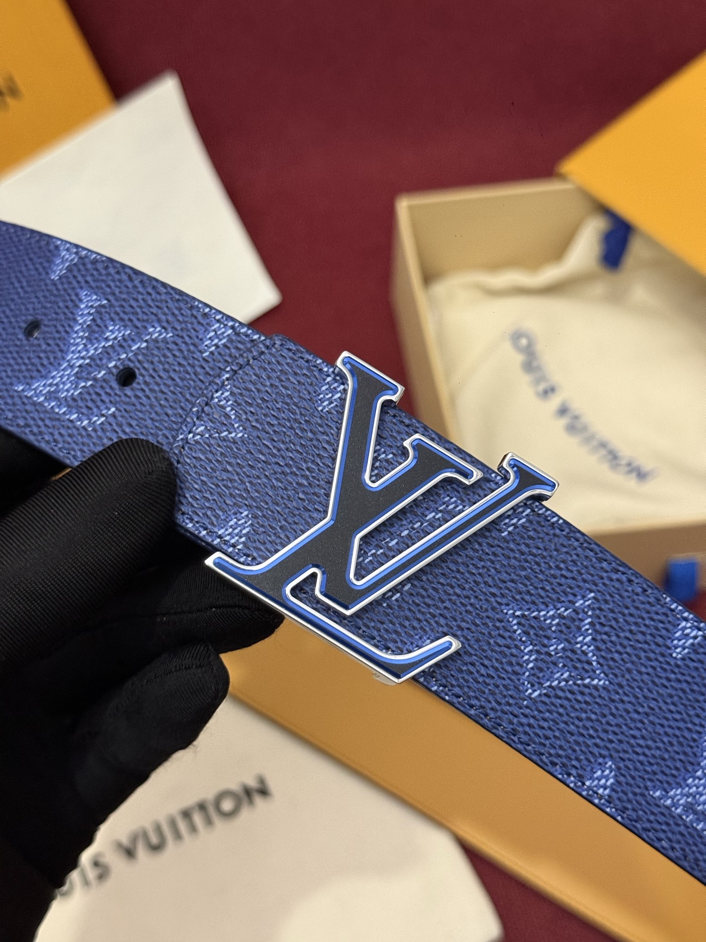 LV Dimension Monogram SurPlus 40mm可翻转腰带大胆地将日常中性风格演绎得