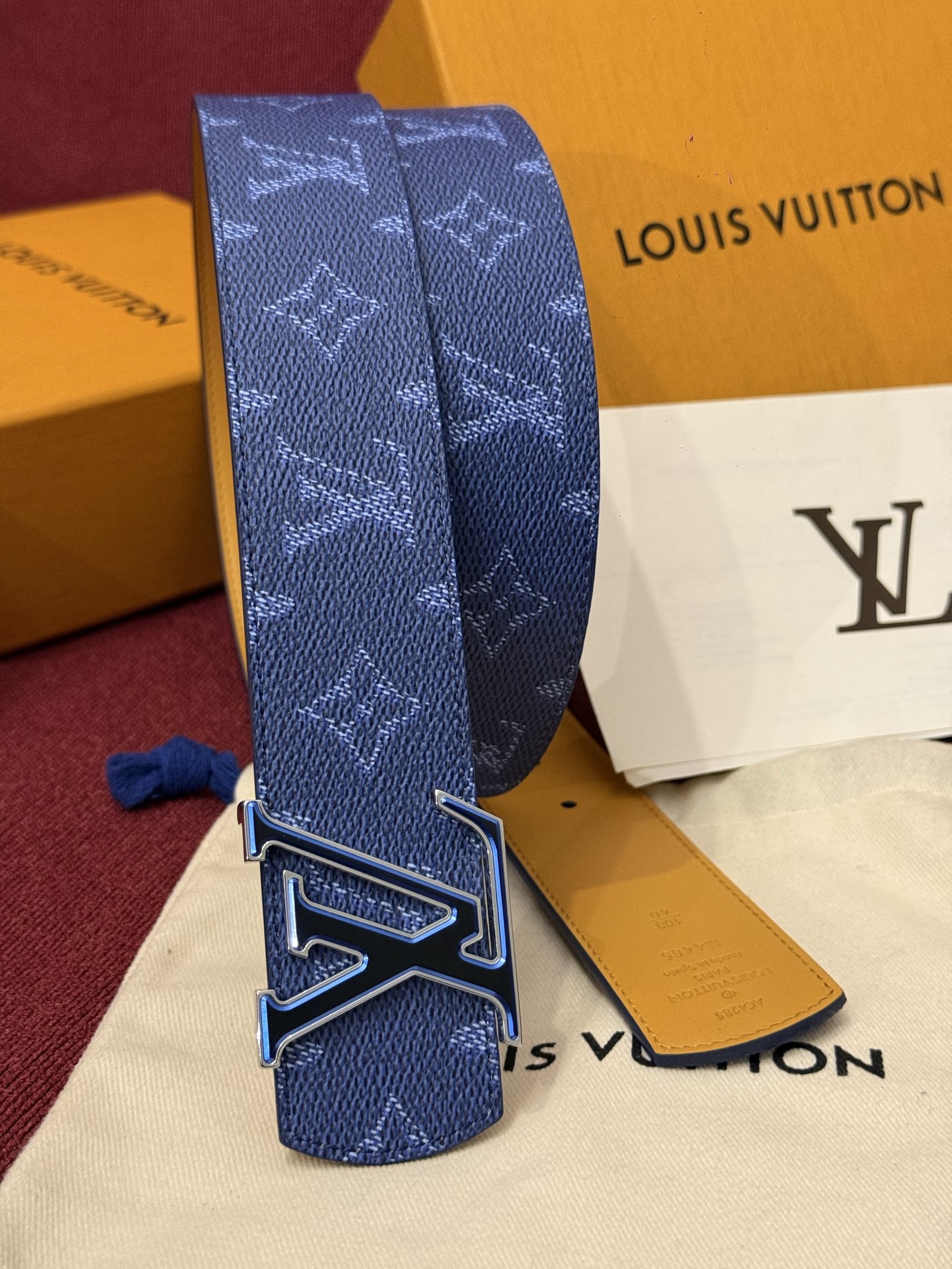 LV Dimension Monogram SurPlus 40mm可翻转腰带大胆地将日常中性风格演绎得