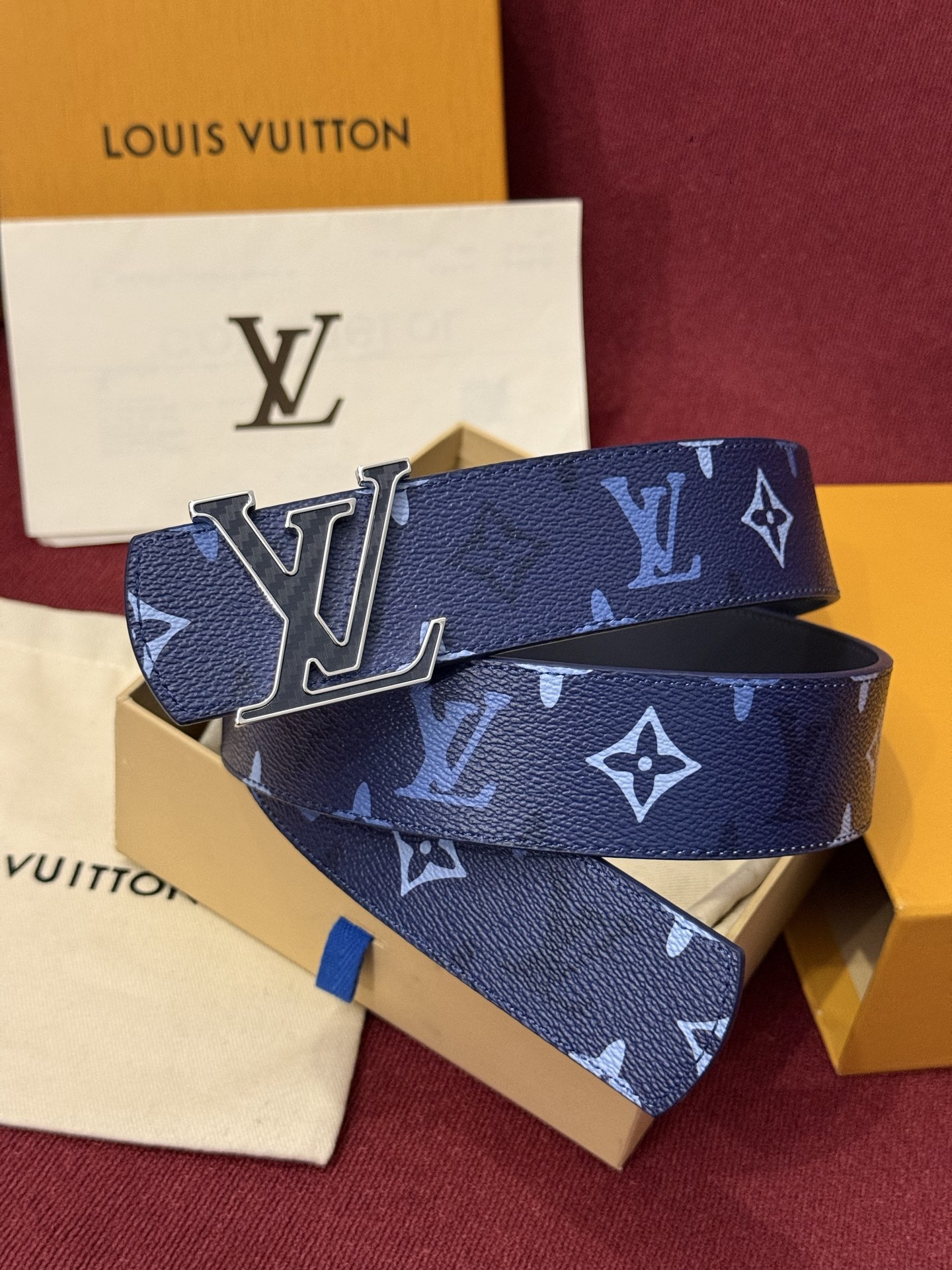 LV Dimension Monogram SurPlus 40mm可翻转腰带大胆地将日常中性风格演绎得