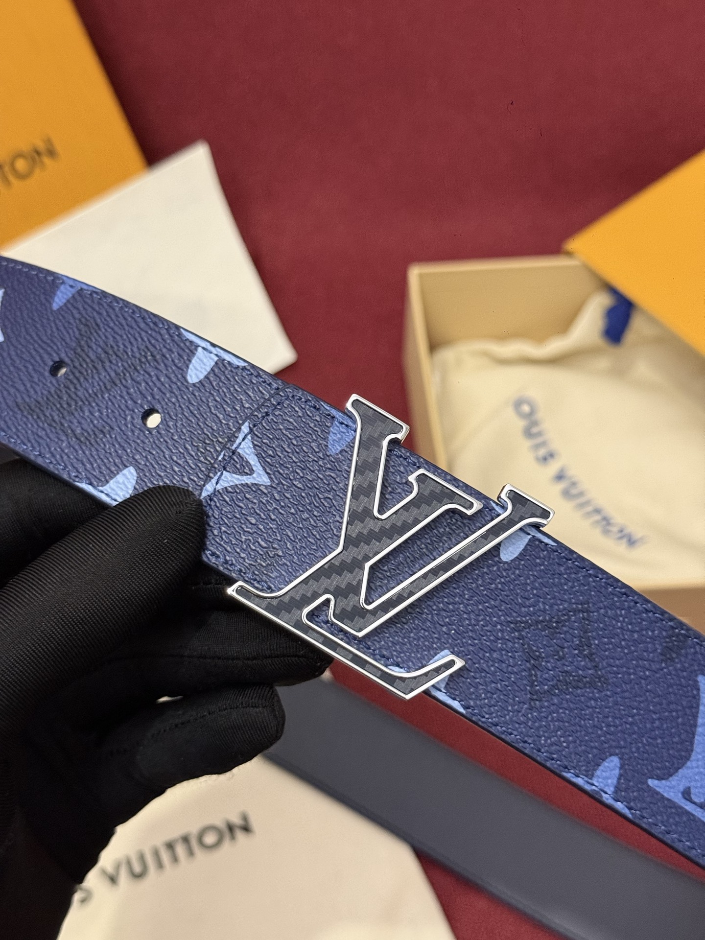 LV Dimension Monogram SurPlus 40mm可翻转腰带大胆地将日常中性风格演绎得