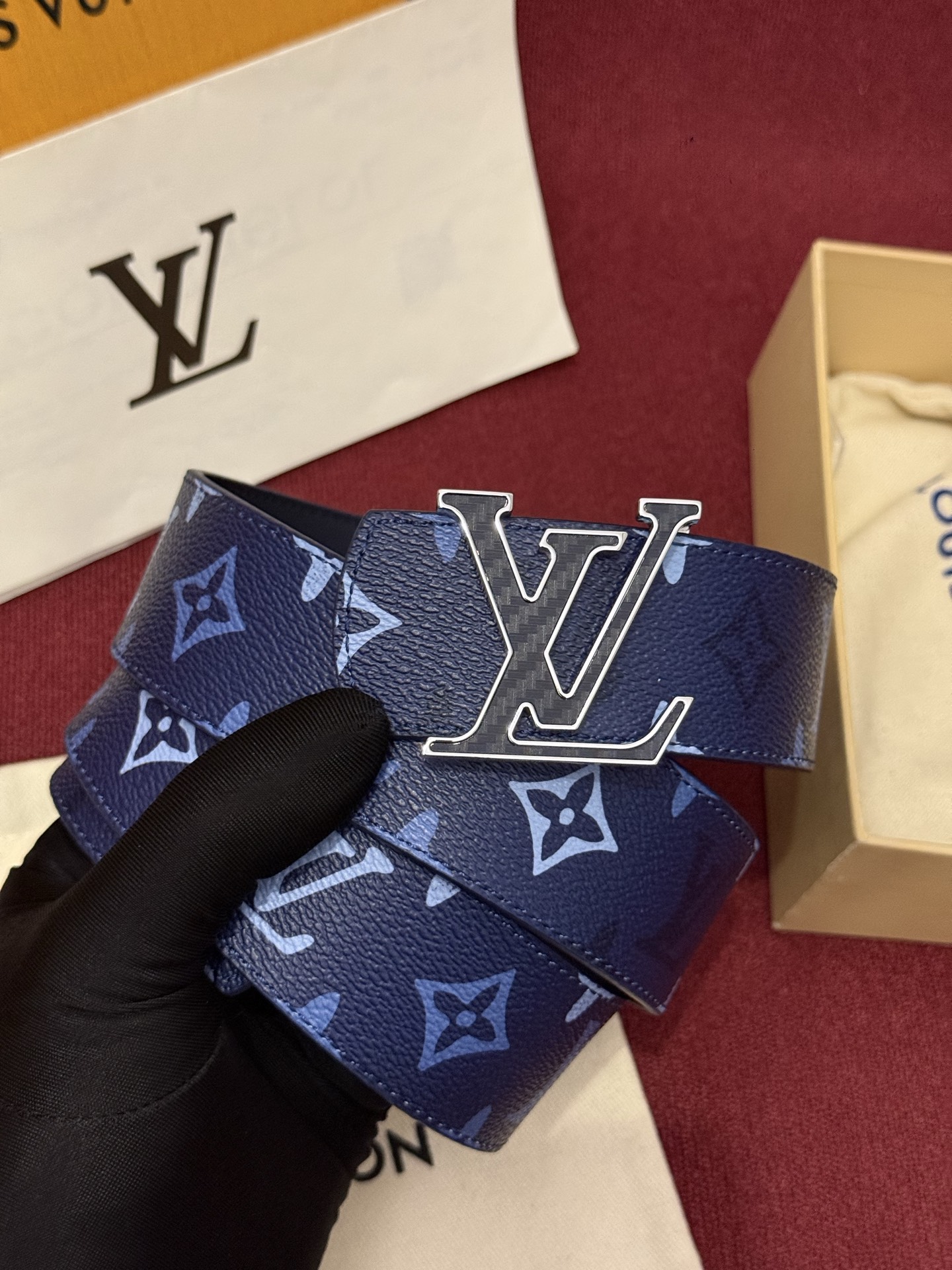 LV Dimension Monogram SurPlus 40mm可翻转腰带大胆地将日常中性风格演绎得