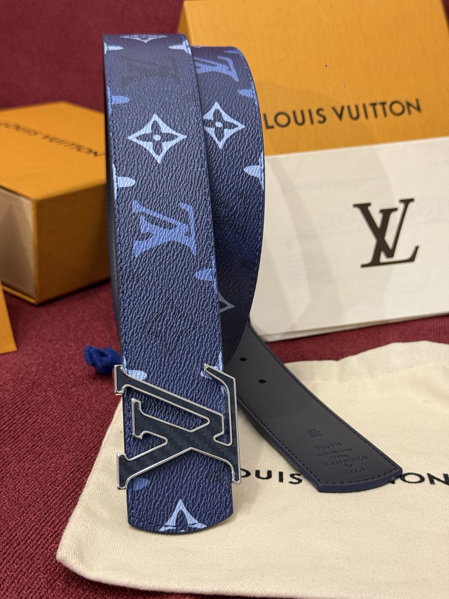 LV Dimension Monogram SurPlus 40mm可翻转腰带大胆地将日常中性风格演绎得