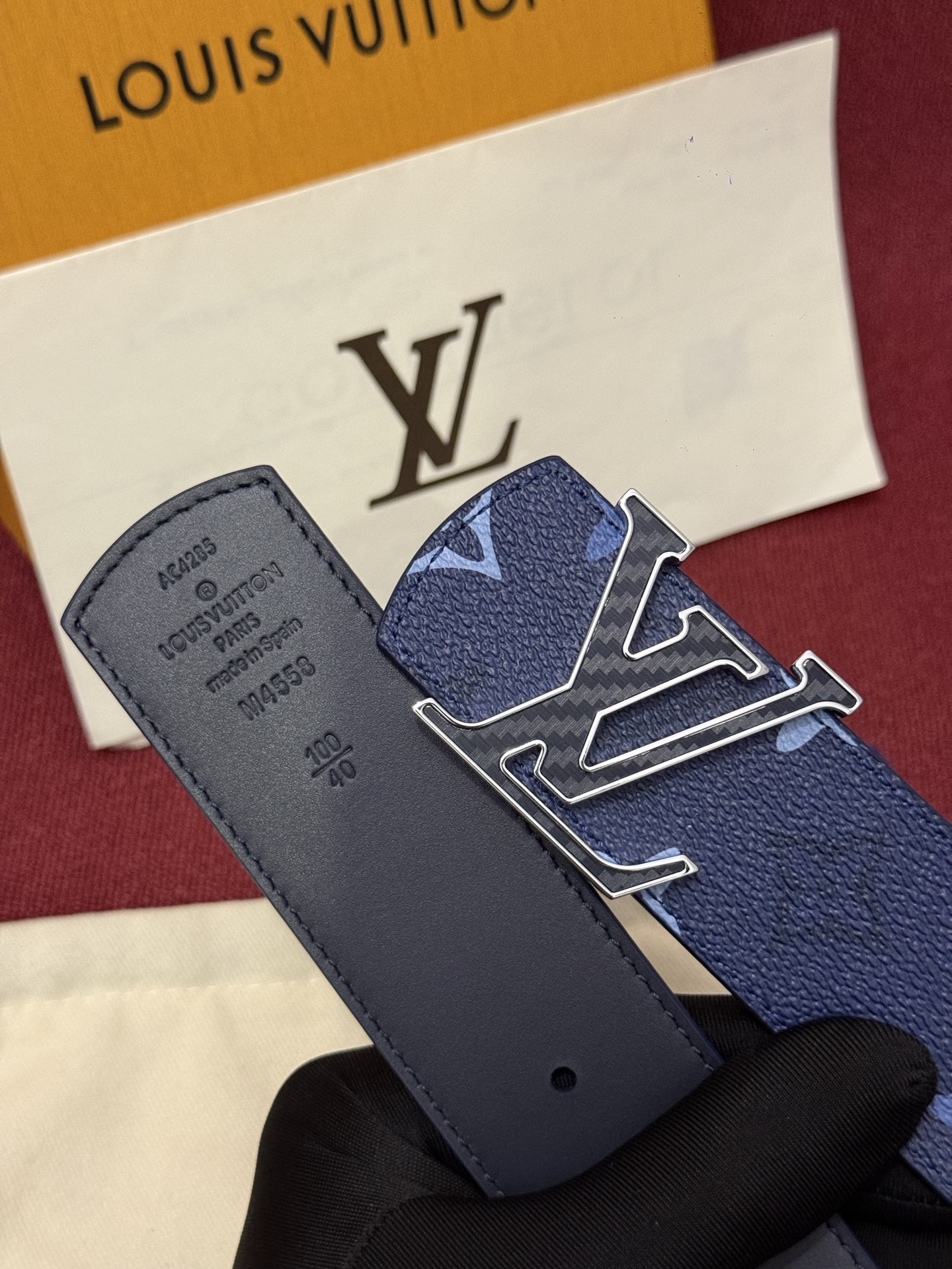 LV Dimension Monogram SurPlus 40mm可翻转腰带大胆地将日常中性风格演绎得