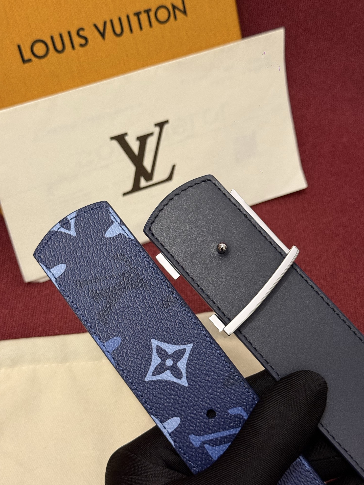LV Dimension Monogram SurPlus 40mm可翻转腰带大胆地将日常中性风格演绎得
