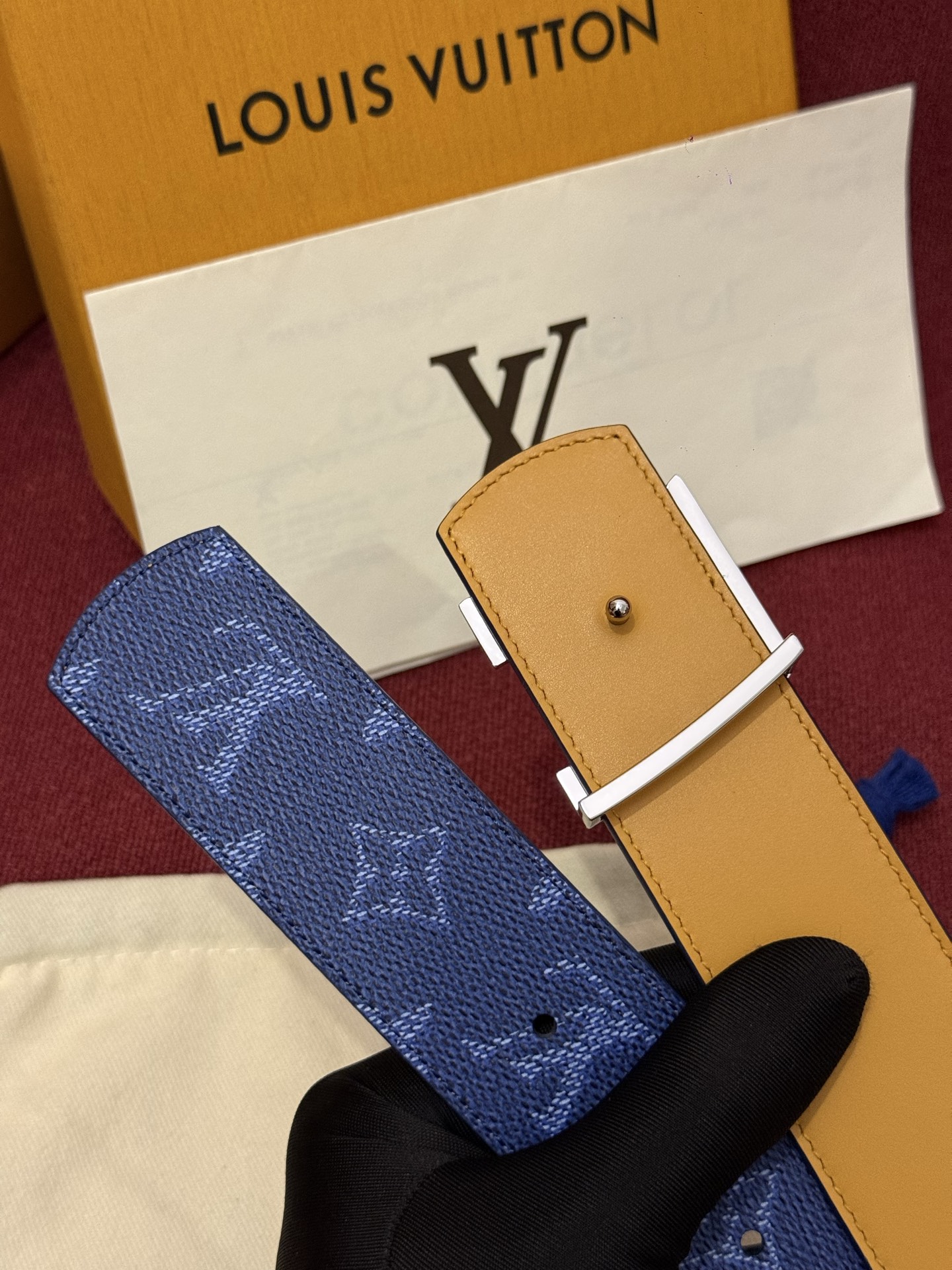 LV Dimension Monogram SurPlus 40mm可翻转腰带大胆地将日常中性风格演绎得