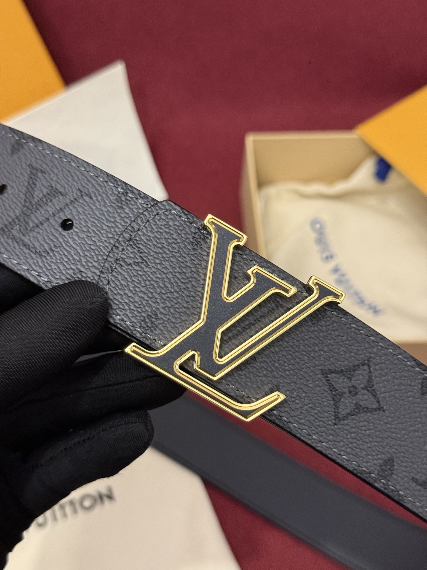 LV Dimension Monogram SurPlus 40mm可翻转腰带大胆地将日常中性风格演绎得