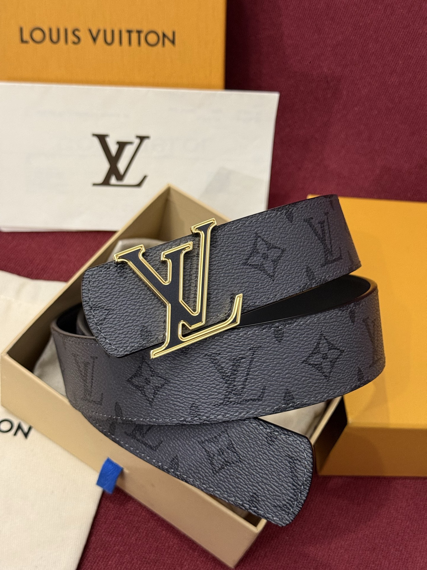 LV Dimension Monogram SurPlus 40mm可翻转腰带大胆地将日常中性风格演绎得