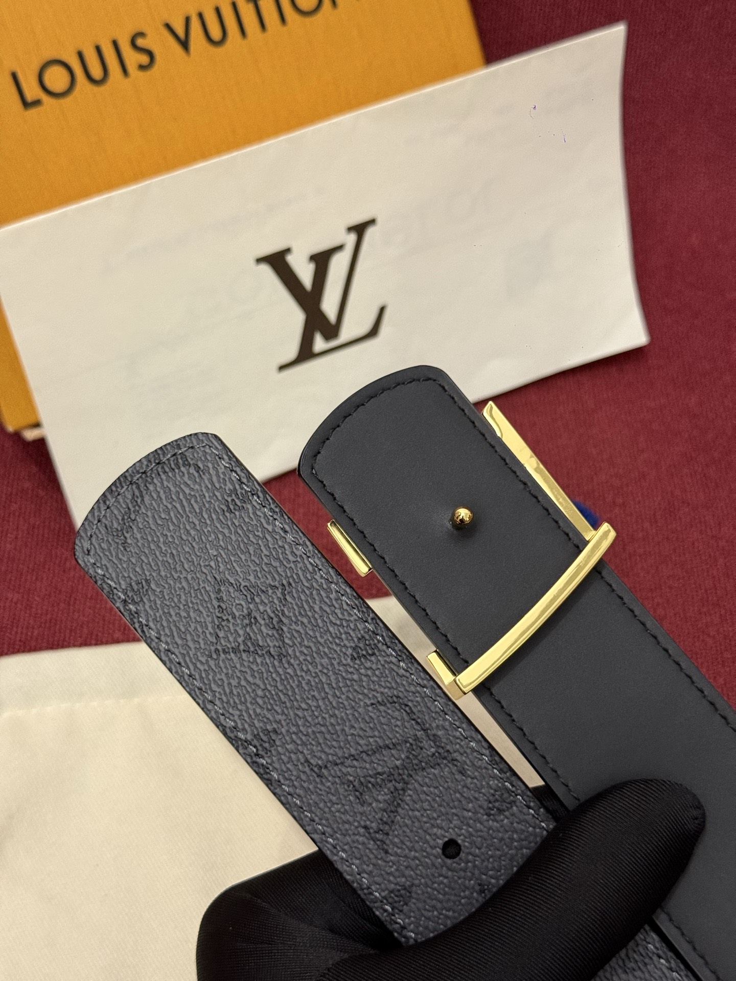 LV Dimension Monogram SurPlus 40mm可翻转腰带大胆地将日常中性风格演绎得