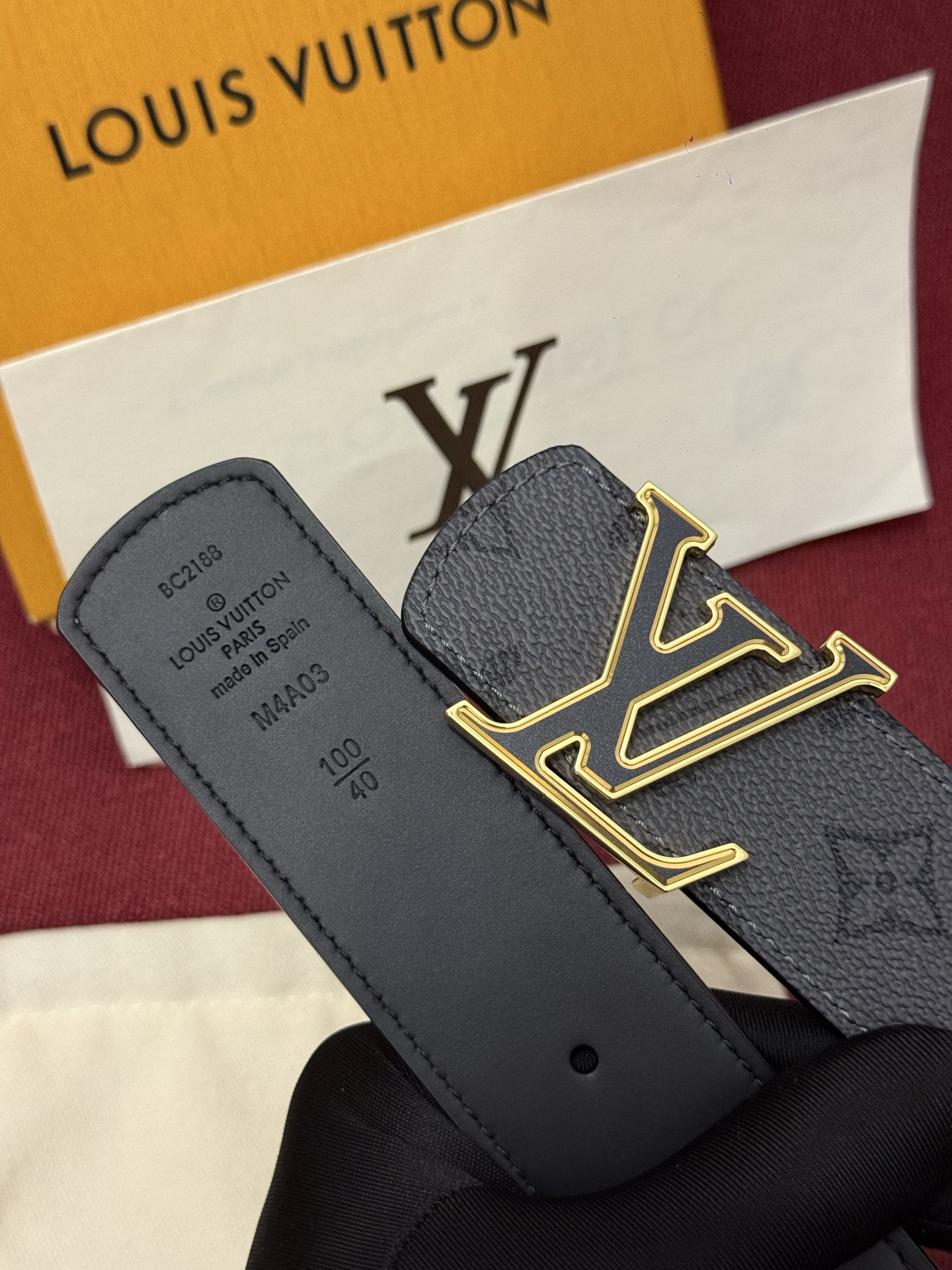 LV Dimension Monogram SurPlus 40mm可翻转腰带大胆地将日常中性风格演绎得