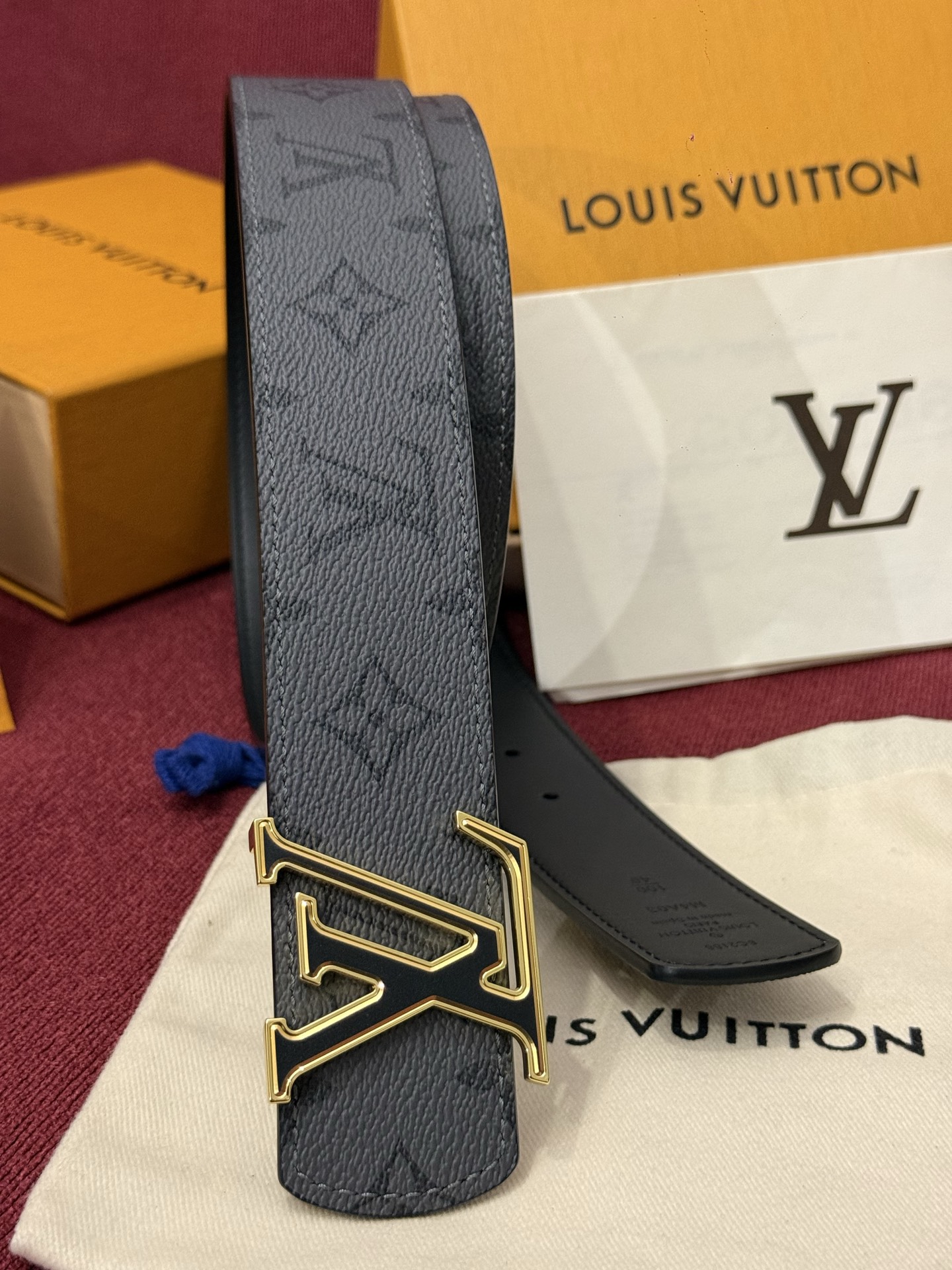 LV Dimension Monogram SurPlus 40mm可翻转腰带大胆地将日常中性风格演绎得