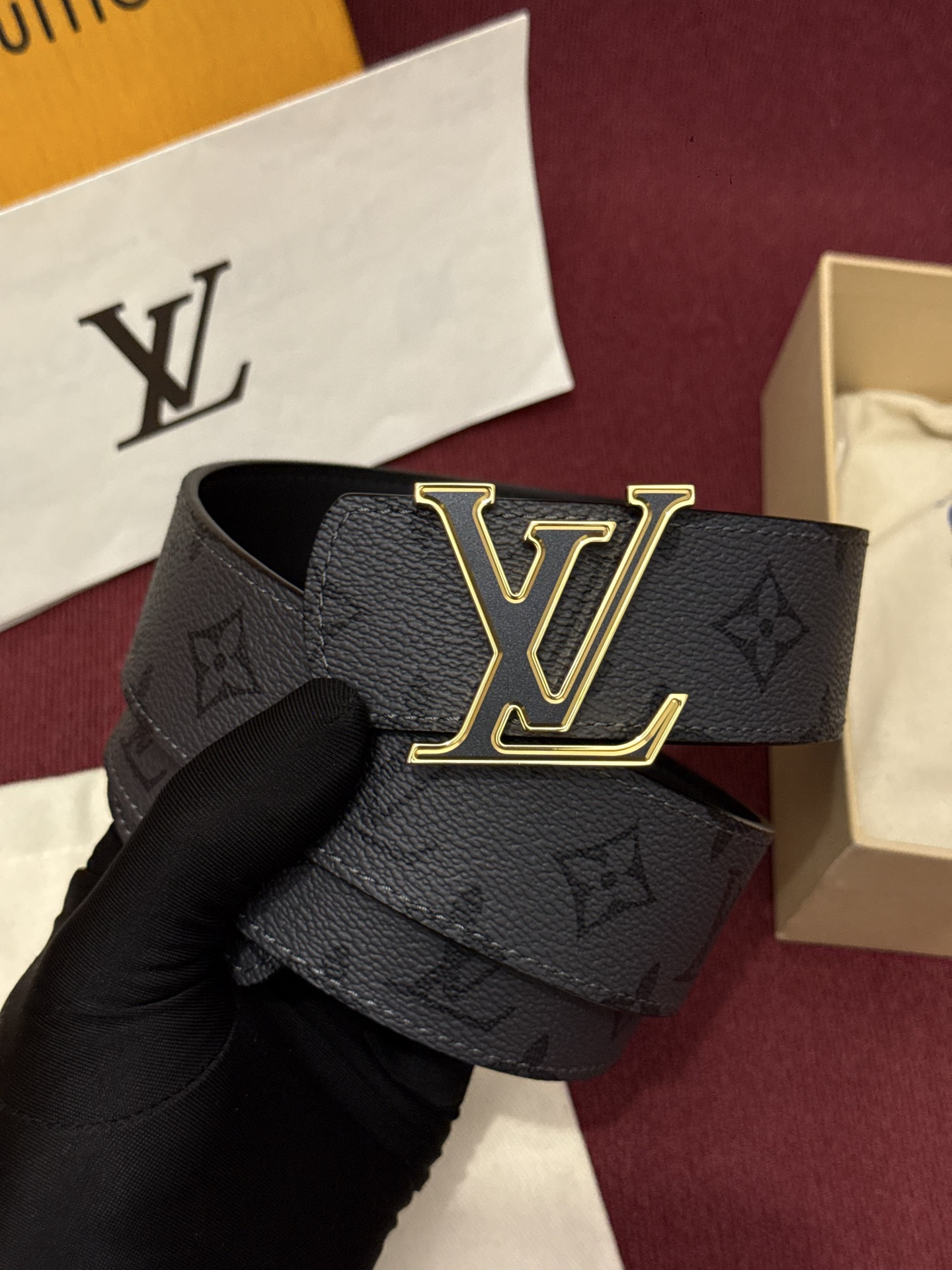 LV Dimension Monogram SurPlus 40mm可翻转腰带大胆地将日常中性风格演绎得