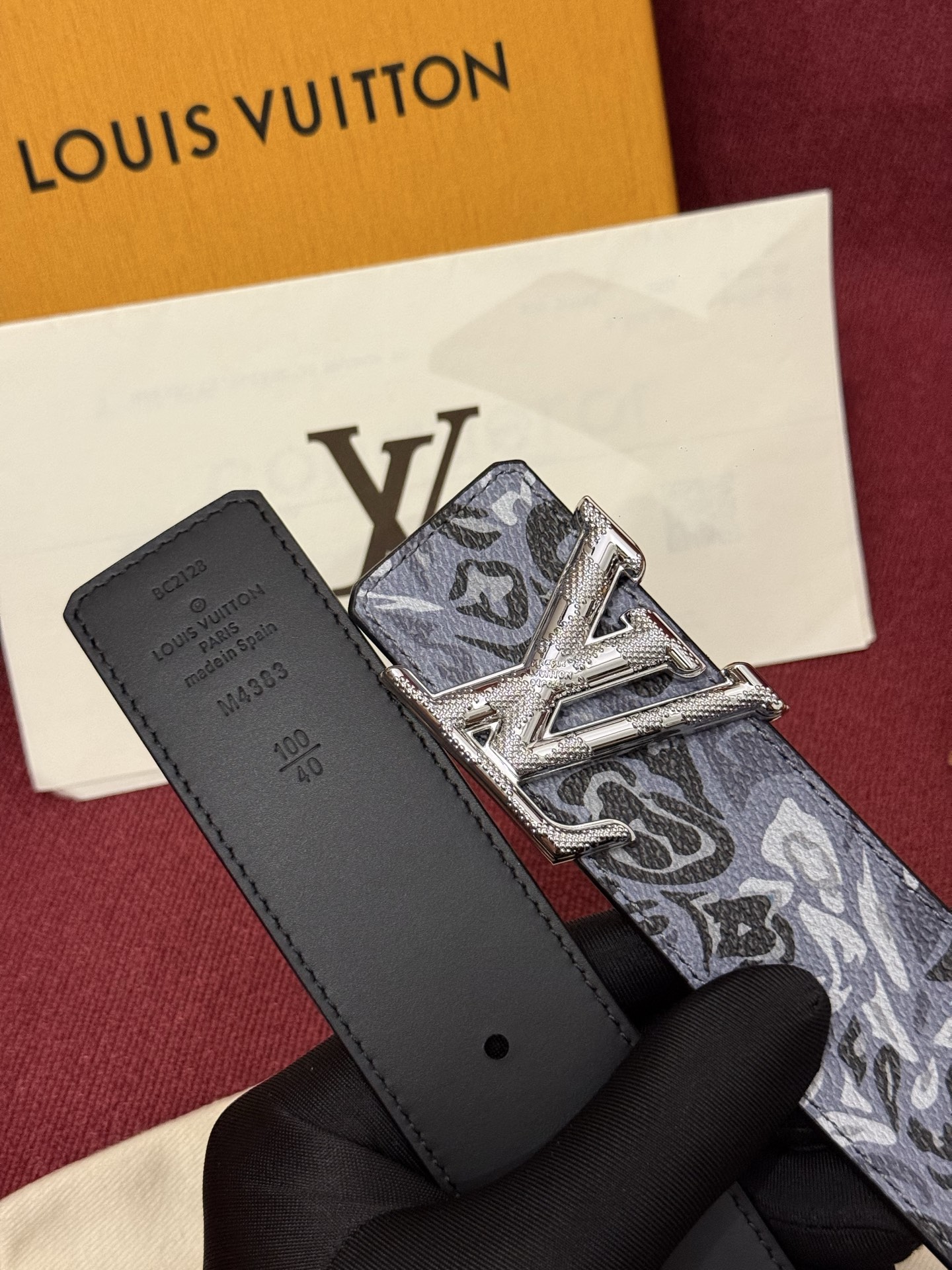 LV花卉迷彩40mm可翻转腰带是对户外爱好者长期青睐的男性主题的一次巧妙重新诠释。柔和的色调被转化为漩涡