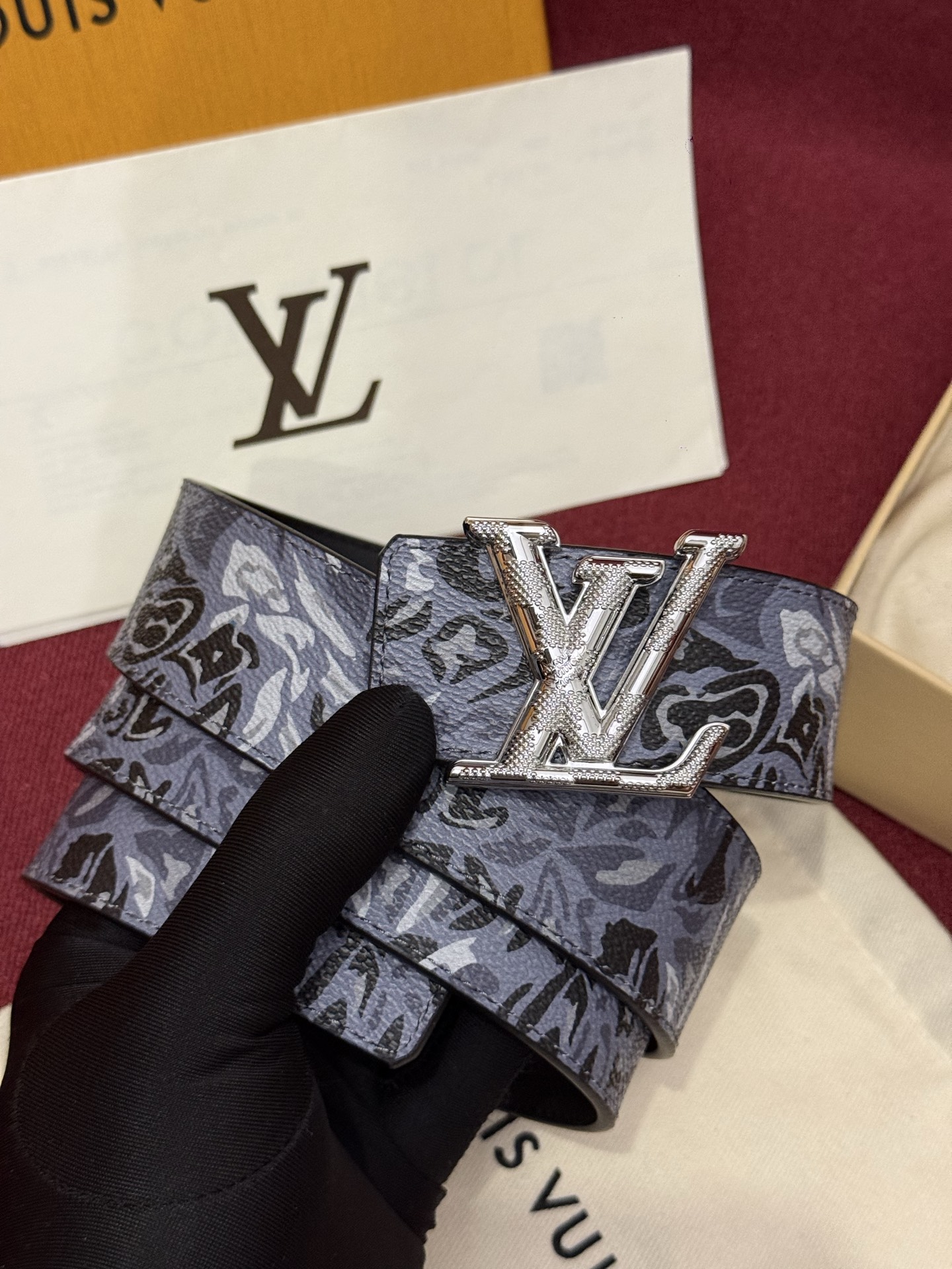 LV花卉迷彩40mm可翻转腰带是对户外爱好者长期青睐的男性主题的一次巧妙重新诠释。柔和的色调被转化为漩涡