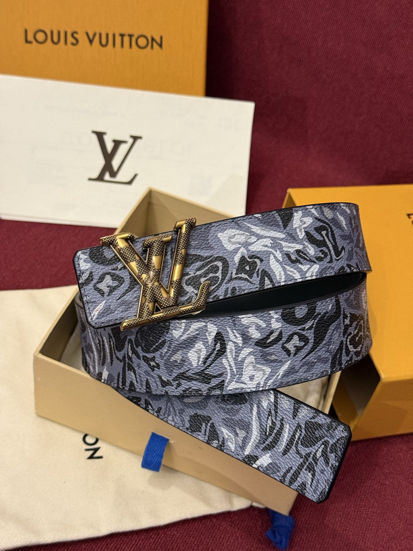 LV花卉迷彩40mm可翻转腰带是对户外爱好者长期青睐的男性主题的一次巧妙重新诠释。柔和的色调被转化为漩涡