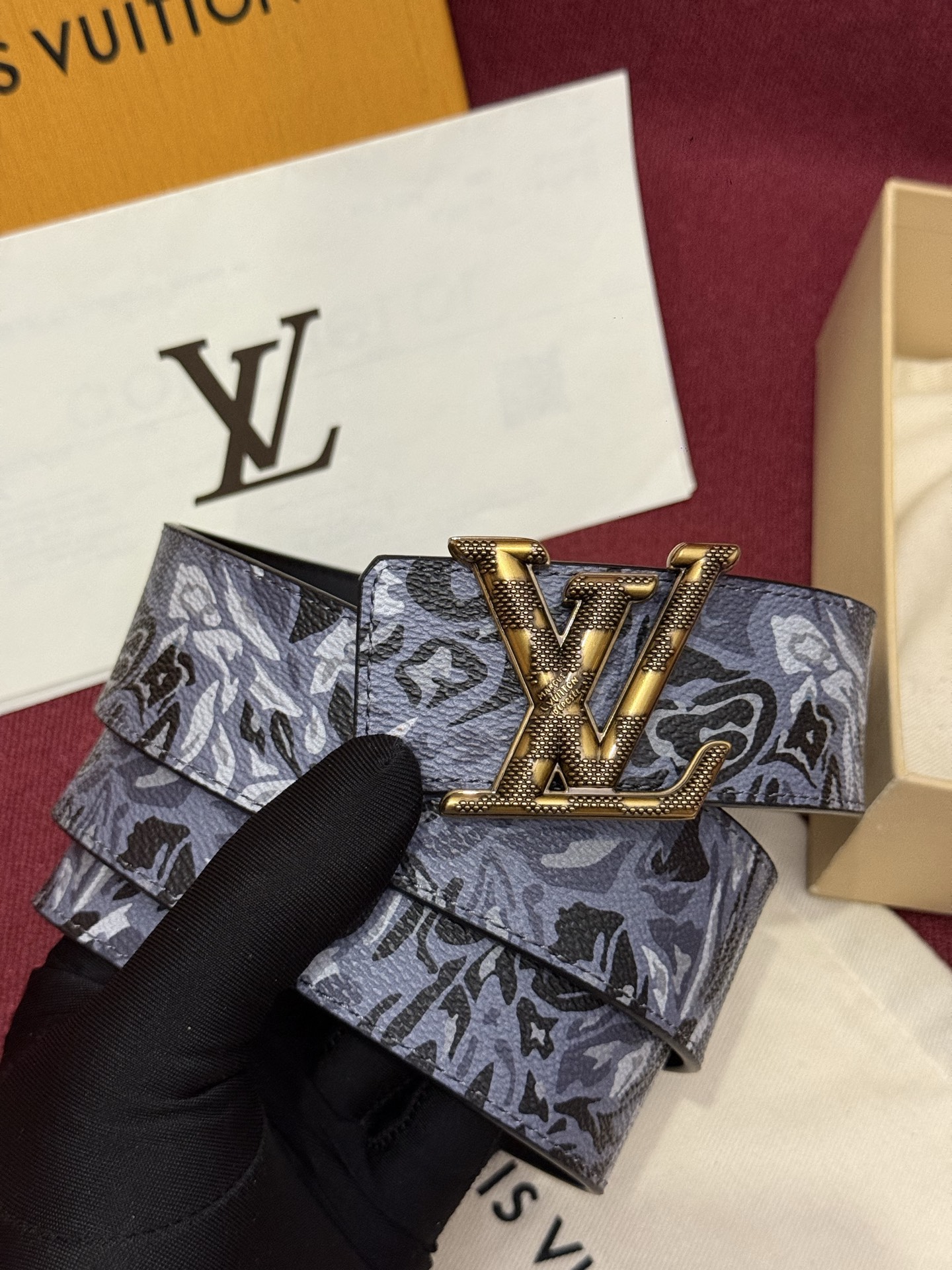 LV花卉迷彩40mm可翻转腰带是对户外爱好者长期青睐的男性主题的一次巧妙重新诠释。柔和的色调被转化为漩涡