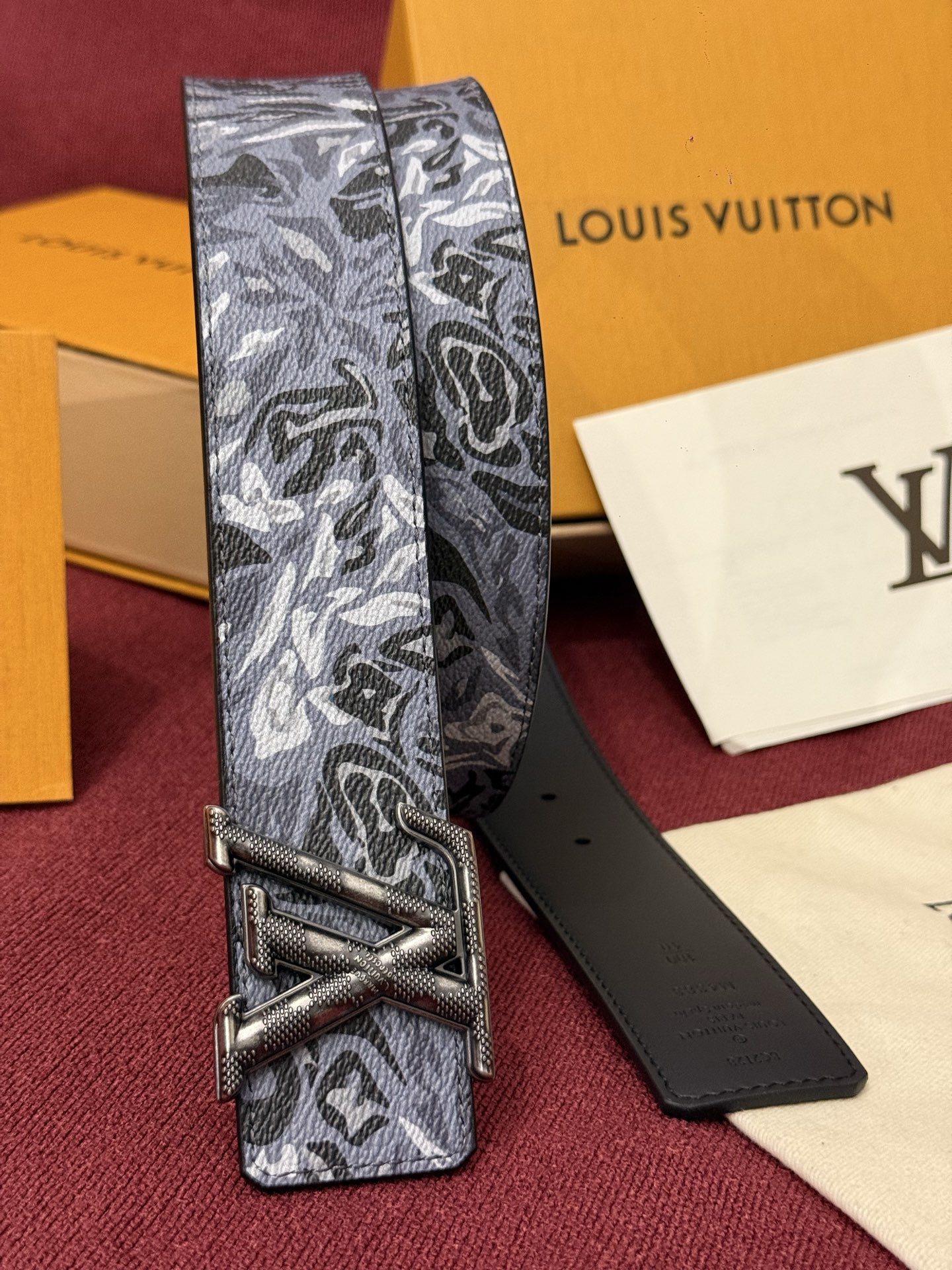 LV花卉迷彩40mm可翻转腰带是对户外爱好者长期青睐的男性主题的一次巧妙重新诠释。柔和的色调被转化为漩涡