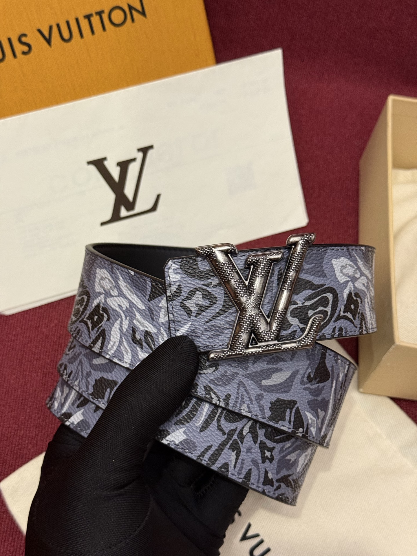 LV花卉迷彩40mm可翻转腰带是对户外爱好者长期青睐的男性主题的一次巧妙重新诠释。柔和的色调被转化为漩涡