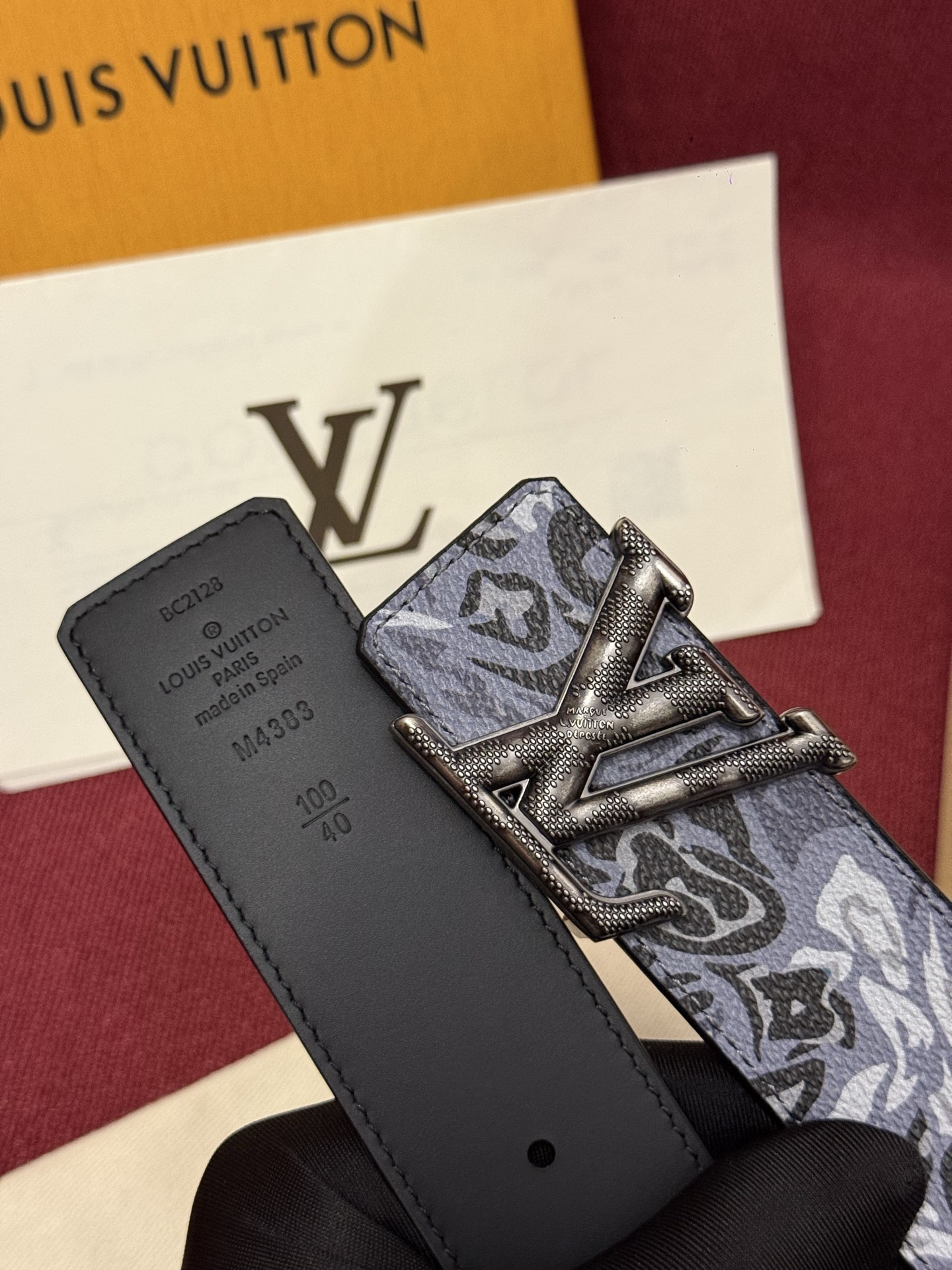 LV花卉迷彩40mm可翻转腰带是对户外爱好者长期青睐的男性主题的一次巧妙重新诠释。柔和的色调被转化为漩涡