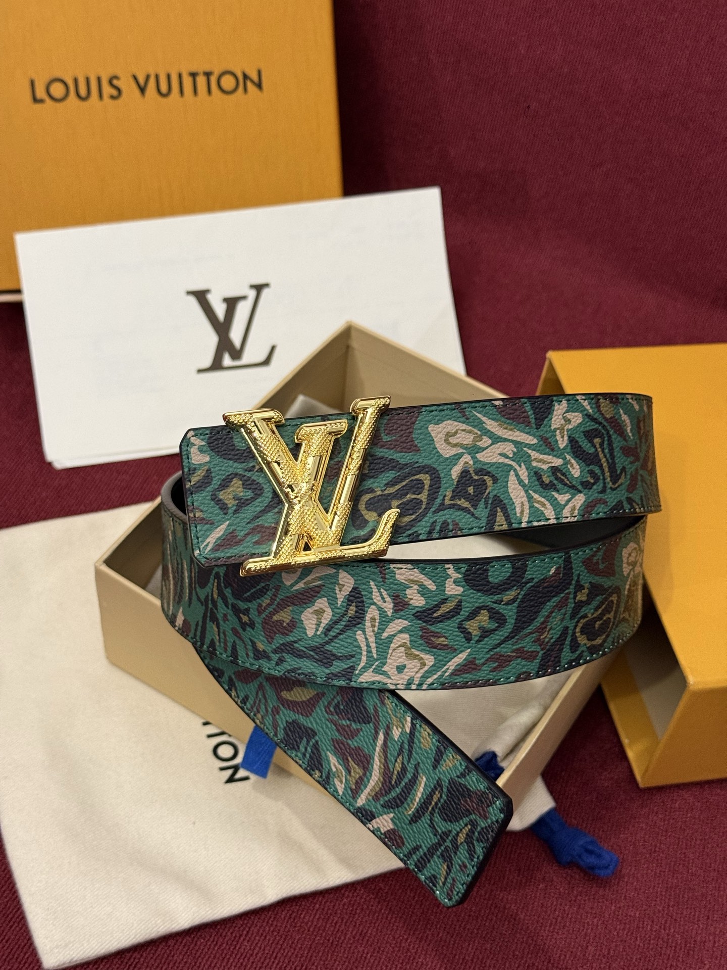 LV花卉迷彩40mm可翻转腰带是对户外爱好者长期青睐的男性主题的一次巧妙重新诠释。柔和的色调被转化为漩涡